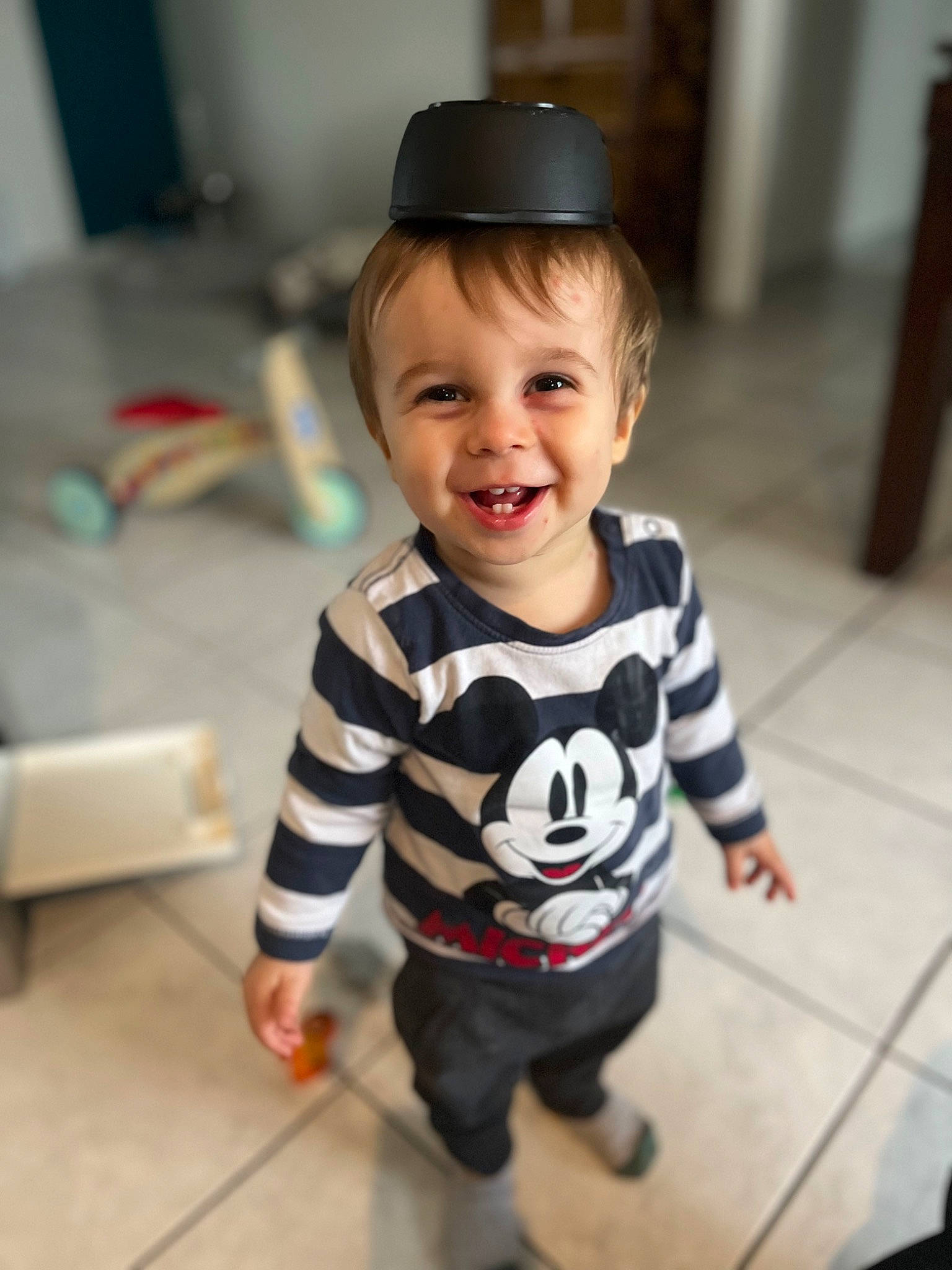 Lucas participe au concours pour gagner de l'argent avec cette photo : baby, baby_toddler_clothing, carmine, child, clothing, costume_hat, fashion_accessory, flooring, fun, happy, hat, joy, pattern, person, play, sitting, skin, sleeve, smile, sock
