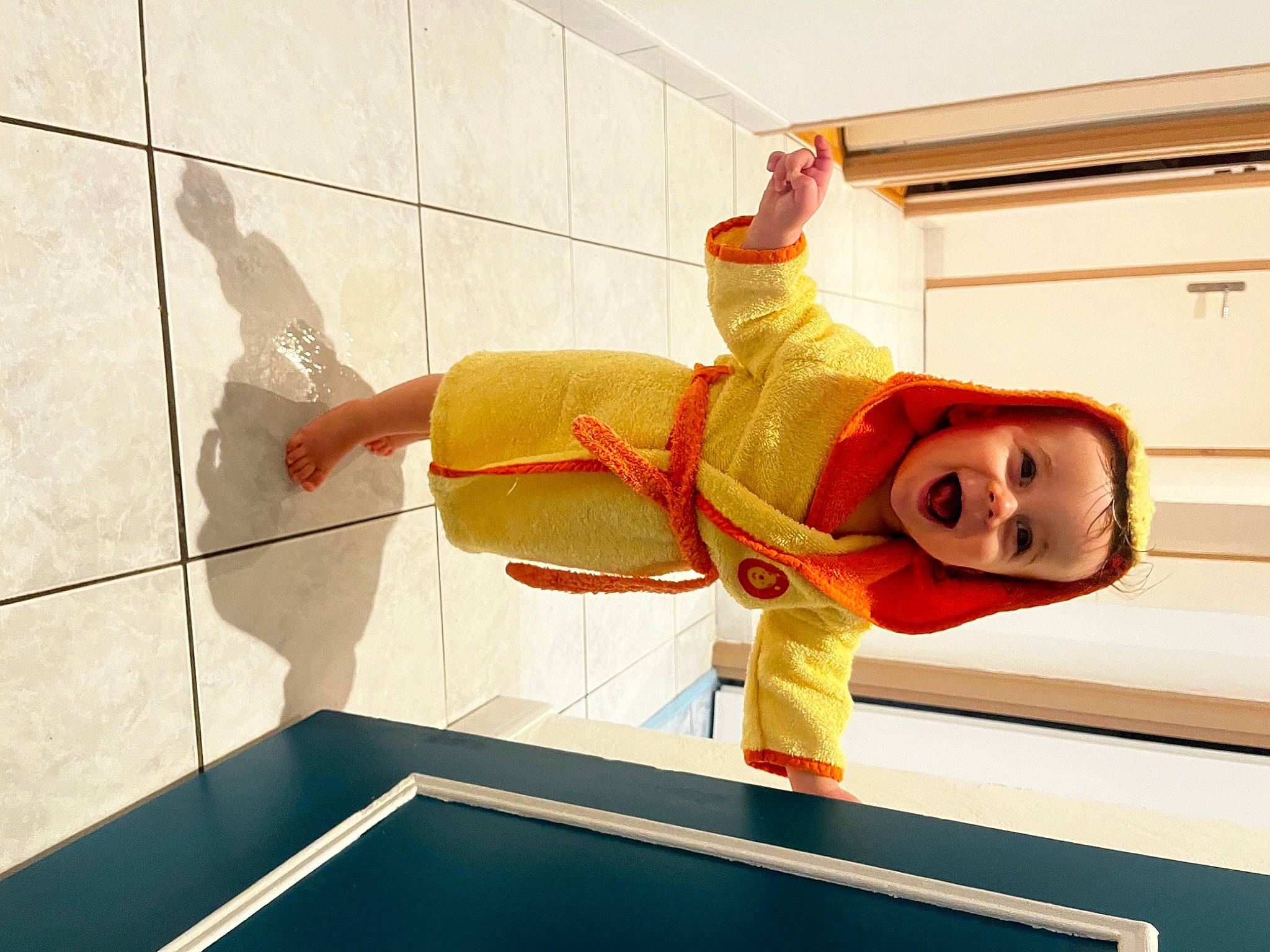 Lucas a rejoint le concours — aidez-le/la à gagner de superbes lots ! animation, balance, child, costume, elbow, flooring, fun, knee, leisure, person, recreation, room, sports_equipment, trampolining_equipment_and_supplies, window