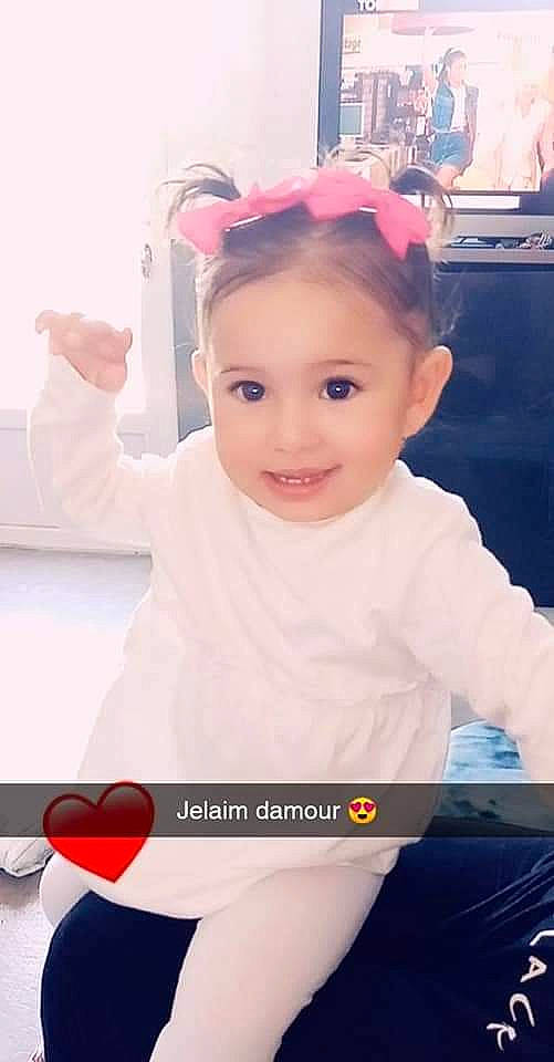 Inaya a rejoint le concours — aidez-le/la à gagner de superbes lots ! arm, baby, baby_laughing, blurred, cheek, child, child_model, ear, forehead, joy, person, photography, product, sleeve, smile, toddler