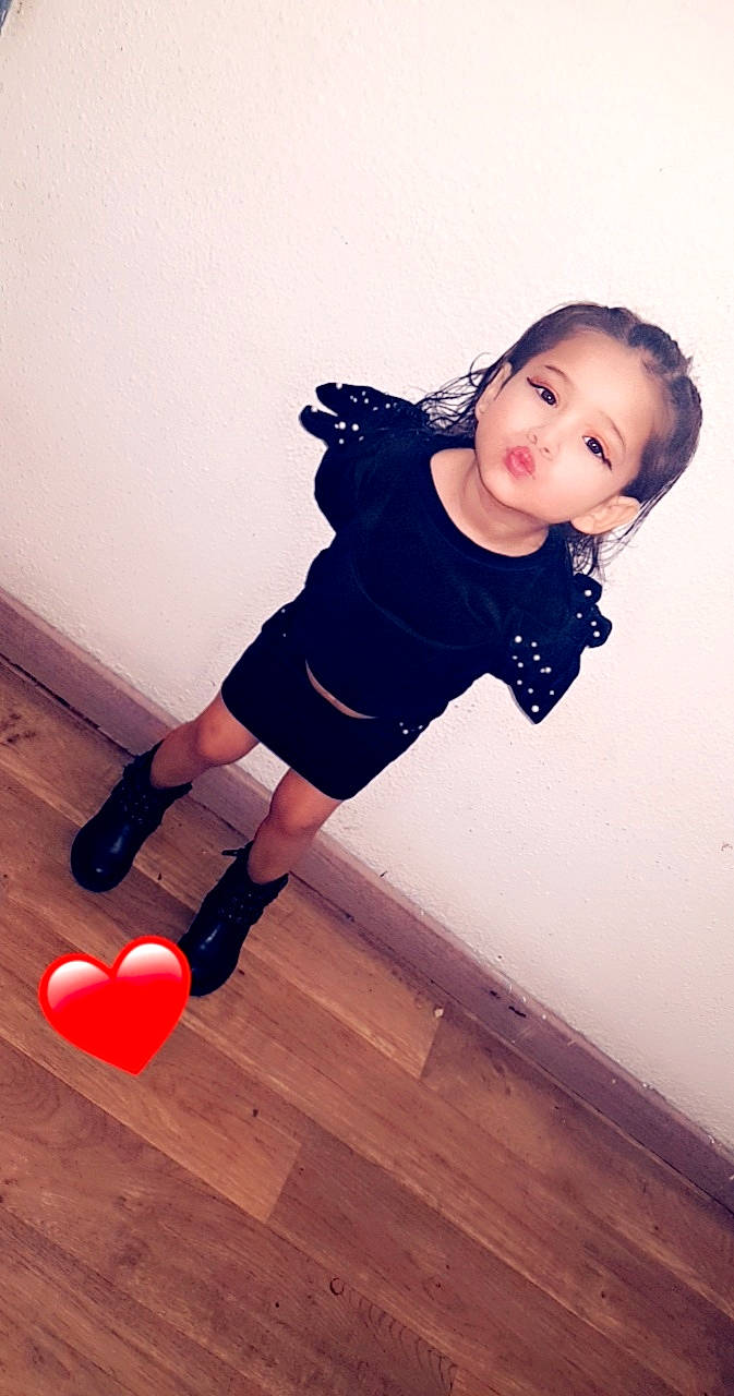 Inaya participe au concours pour gagner de l'argent avec cette photo : arm, balloon, face, flash_photography, flooring, fun, happy, hardwood, human_leg, joint, knee, leg, person, shoulder, sleeve, sportswear, t_shirt, thigh, toddler, varnish