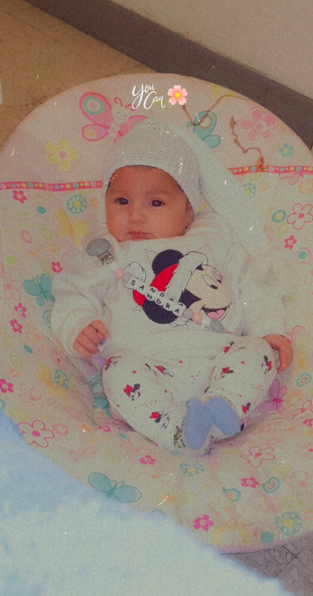 Sandra a rejoint le concours — aidez-le/la à gagner de superbes lots ! baby, baby_products, baby_toddler_clothing, cheek, child, comfort, face, facial_expression, head, headwear, linens, magenta, mammal, pattern, person, pink, product, room, skin, sleeve