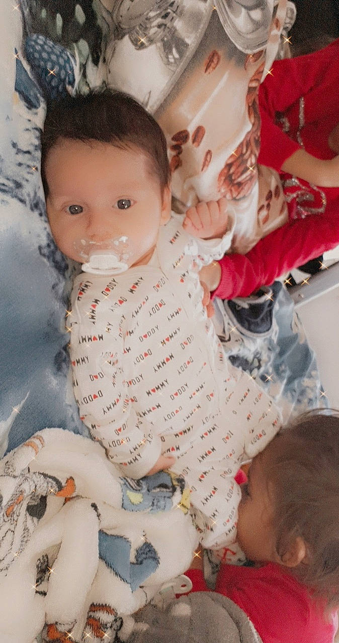 Jose participe au concours pour gagner de l'argent avec cette photo : baby, cheek, child, doll, person, play, skin, toddler, toy