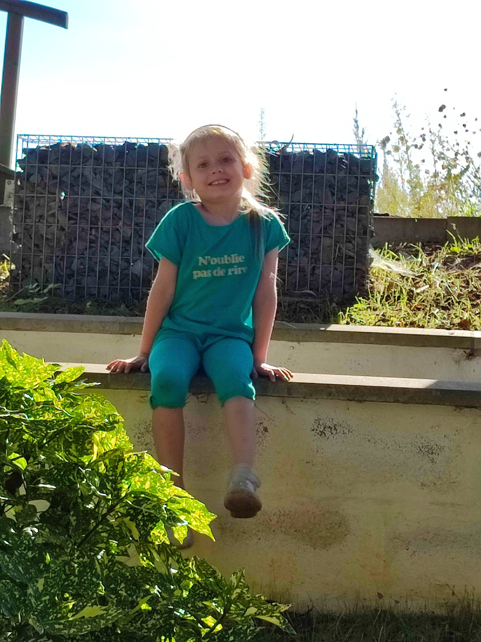 Lilea participe au concours pour gagner de l'argent avec cette photo : electric_blue, fun, grass, happy, human_leg, joy, landscape, leisure, people_in_nature, person, plant, public_space, shorts, shrub, sky, smile, standing, summer, t_shirt, thigh