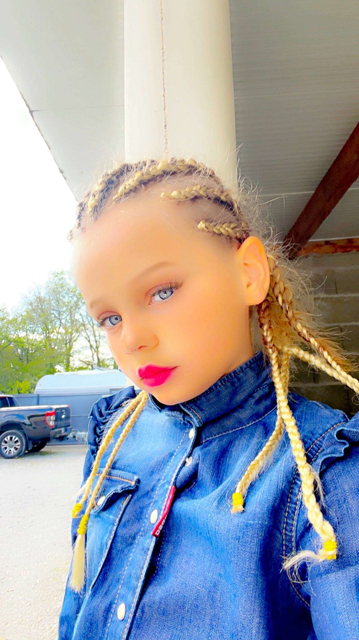 Lyse participe au concours pour gagner de l'argent avec cette photo : car, child, cool, denim, electric_blue, eyewear, family_car, fashion_accessory, fashion_design, full_size_car, fun, happy, leisure, mid_size_car, person, portrait_photography, tire, toddler, travel, vehicle_door