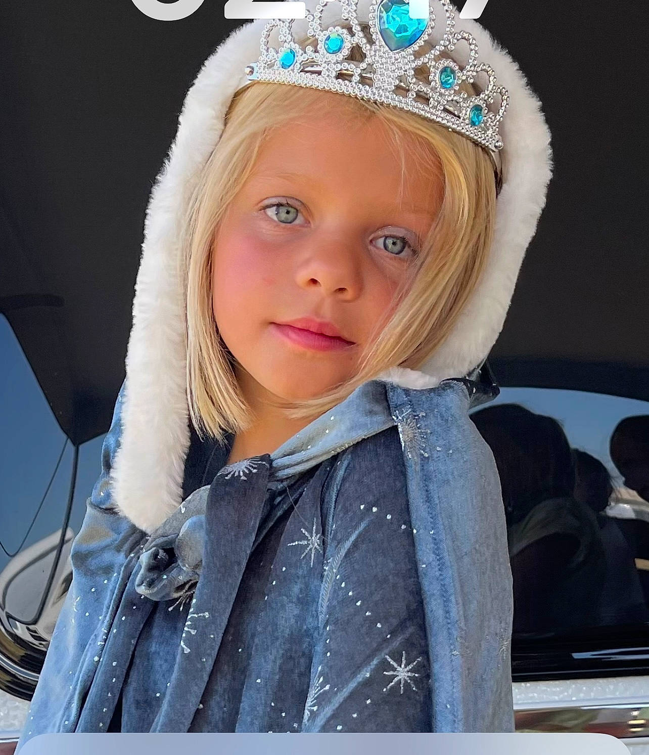 Lyse participe au concours pour gagner de l'argent avec cette photo : beauty, blond, cool, costume_hat, earrings, electric_blue, event, eyebrow, eyelash, face, fashion_design, flash_photography, happy, head, headband, headpiece, headwear, jewellery, organ, person