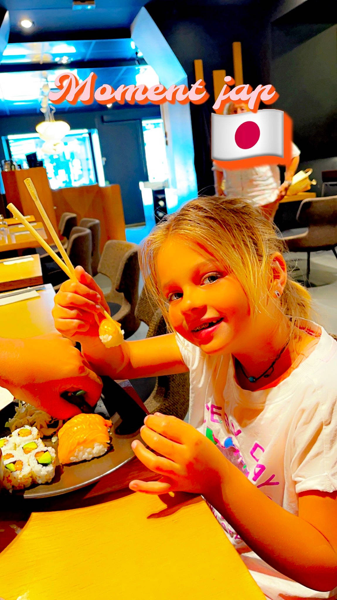 Lyse participe au concours pour gagner de l'argent avec cette photo : chair, child, comfort_food, cooking, engineering, event, food, fun, happy, joy, junk_food, leisure, machine, orange, person, plate, recreation, smile, t_shirt, table