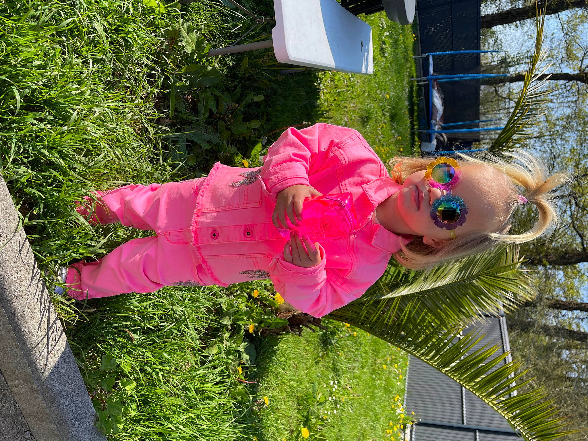Camille a rejoint le concours — aidez-le/la à gagner de superbes lots ! annual_plant, child, eyewear, flower, fun, grass, green, happy, leisure, magenta, people_in_nature, person, pink, plant, recreation, smile, sunglasses, toddler, tree, water