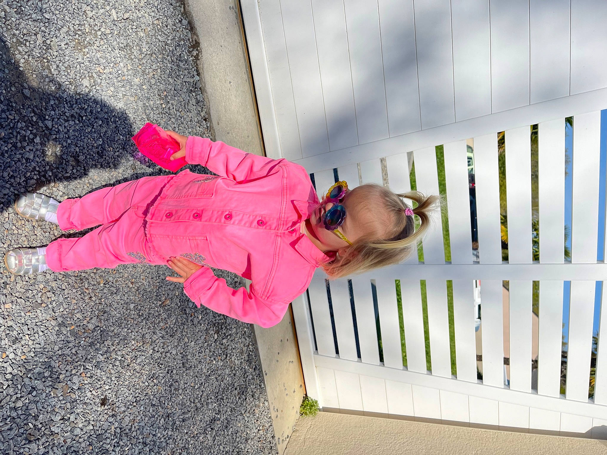 Camille a rejoint le concours — aidez-le/la à gagner de superbes lots ! asphalt, baby_products, child, concrete, fence, fun, handrail, home_fencing, house, leisure, magenta, pedestrian, person, road_surface, sidewalk, toddler, tree, wood