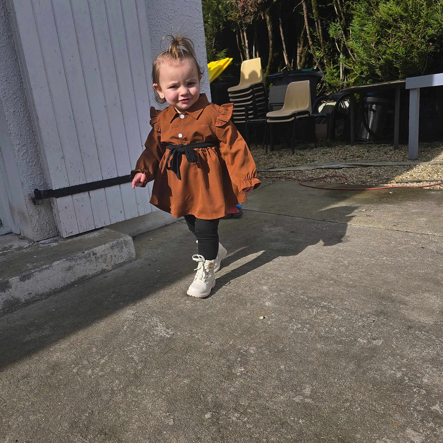 Izaya a rejoint le concours — aidez-le/la à gagner de superbes lots ! chair, child, clothing, coat, dress, face, fashion, female, footwear, furniture, girl, head, pants, people, person, photography, portrait, road, shoe, walking