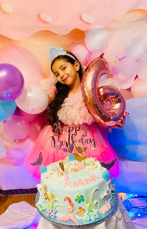 Kiana participe au concours pour gagner de l'argent avec cette photo : baked_goods, baking, balloon, birthday, birthday_cake, buttercream, cake, cake_decorating, cake_decorating_supply, cuisine, dessert, event, food, fun, happy, joy, magenta, person, pink, smile