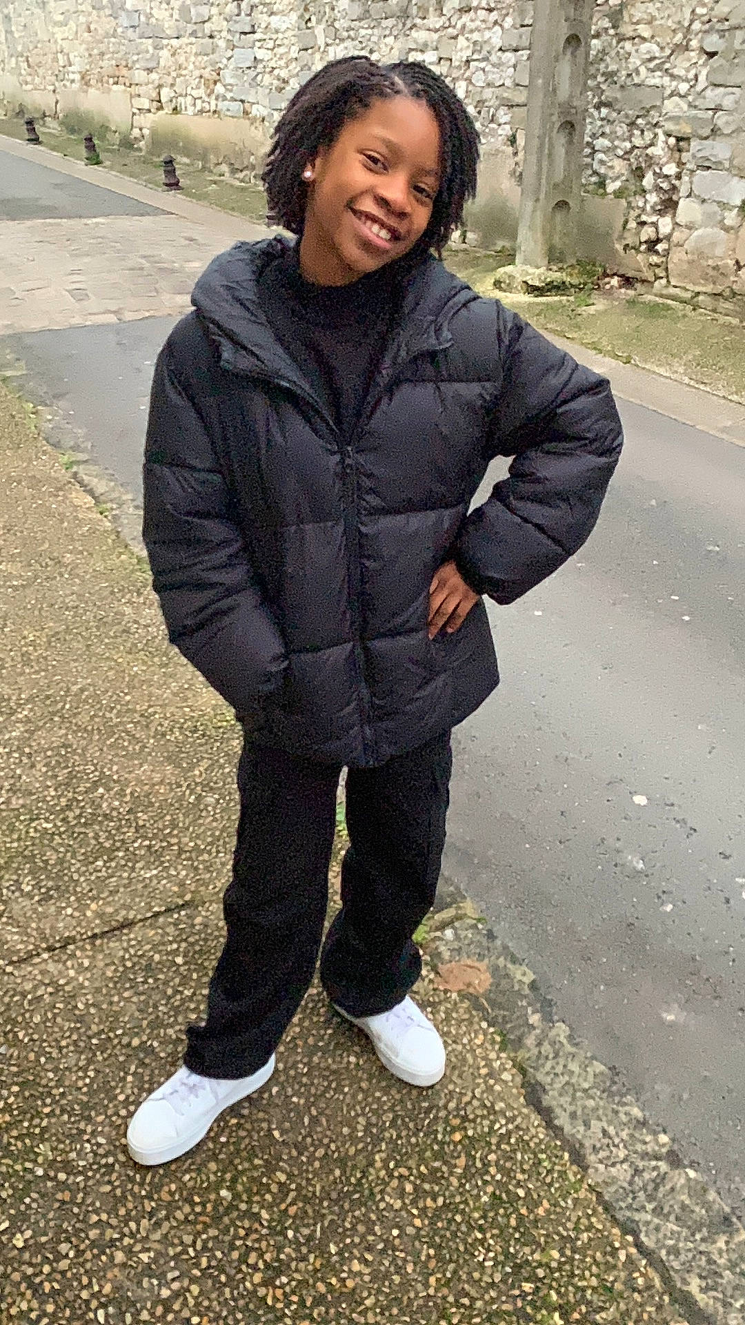 Adèle a rejoint le concours — aidez-le/la à gagner de superbes lots ! asphalt, child, denim, eye, face, freezing, fun, fur, grass, happy, jacket, joy, leisure, pattern, pedestrian, person, road_surface, sleeve, snapshot, soil