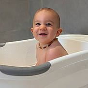 Léandro a rejoint le concours — aidez-le/la à gagner de superbes lots ! baby, bathroom, bathtub, child, clean, closeup, cute, face, happy, head, indoors, joyful, necklace, person, sitting, skin, smile, water_droplets, wet, young_child