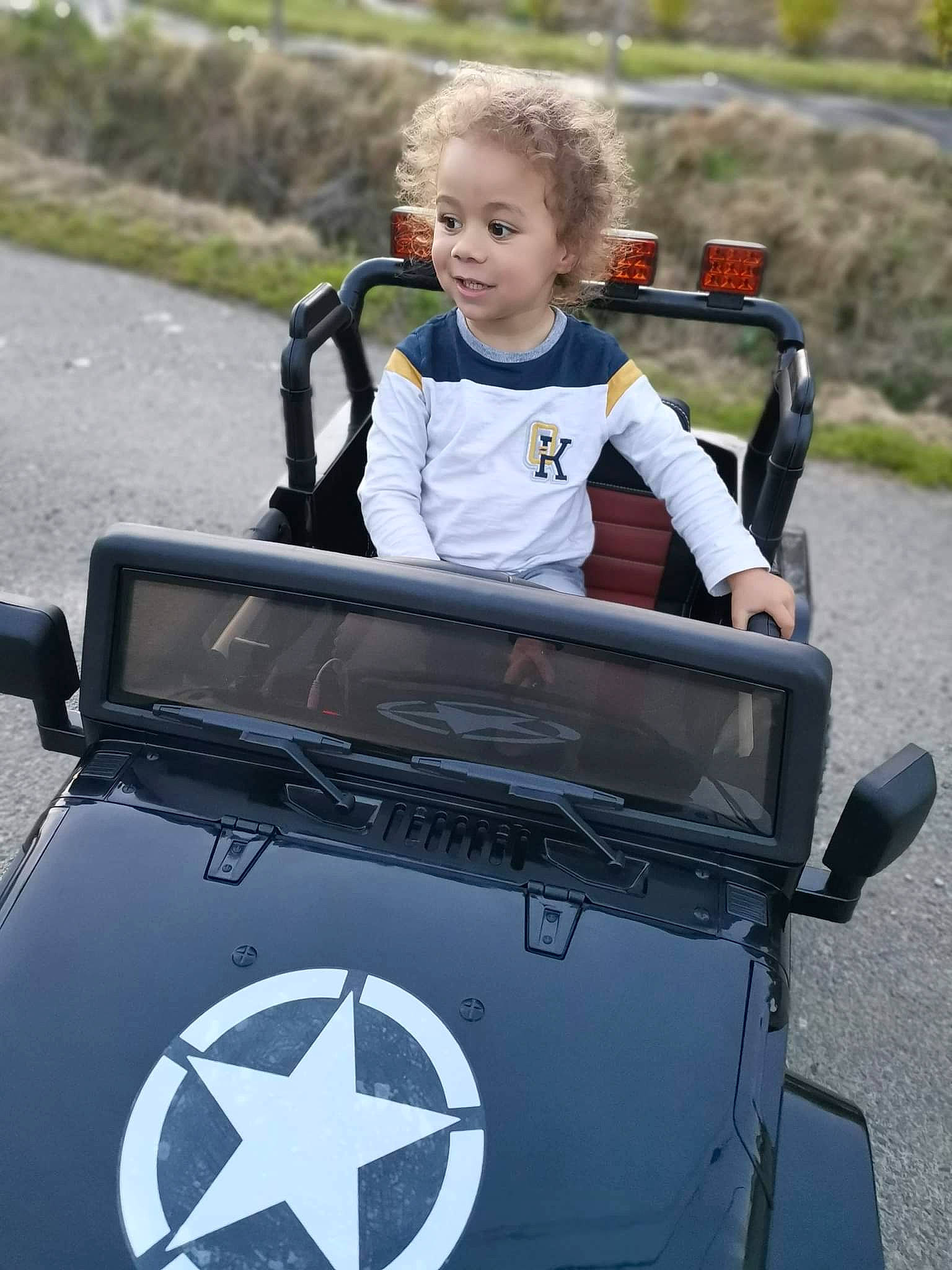 Jahyan a rejoint le concours — aidez-le/la à gagner de superbes lots ! automotive_design, automotive_exterior, automotive_tire, automotive_wheel_system, bumper, car, electric_blue, family_car, hood, motor_vehicle, person, personal_protective_equipment, recreation, rim, smile, snapshot, t_shirt, toddler, vehicle, vehicle_door