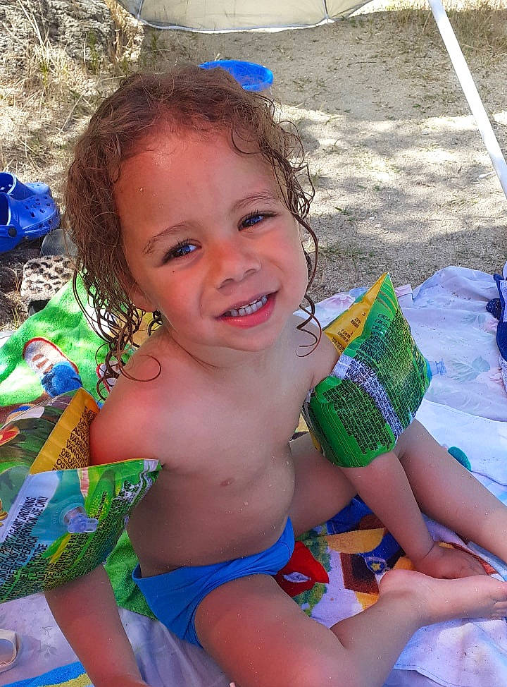 Jahyan participe au concours pour gagner de l'argent avec cette photo : azure, blue, child, facial_expression, fun, grass, green, hairstyle, happy, head, human, iris, joy, leisure, mouth, person, recreation, skin, smile, thigh