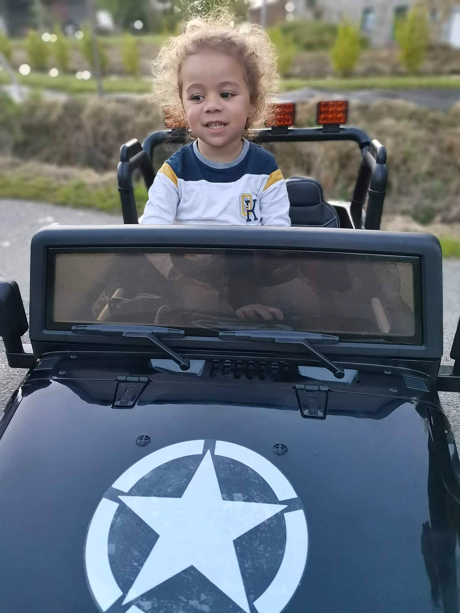 Jahyan participe au concours pour gagner de l'argent avec cette photo : automotive_design, automotive_exterior, automotive_lighting, automotive_tire, automotive_wheel_system, bumper, car, classic, fender, head, hood, mode_of_transport, motor_vehicle, people, person, photograph, smile, truck, vehicle, vehicle_door