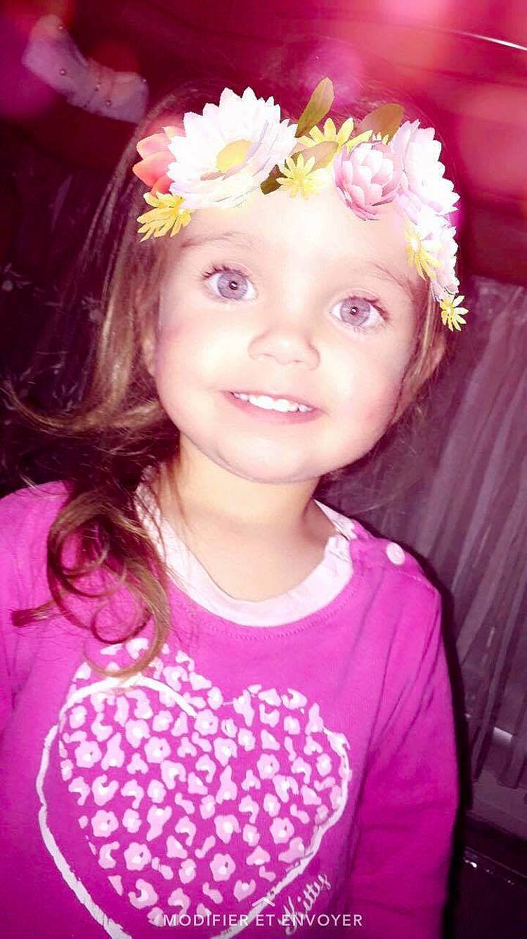 Shayna a rejoint le concours — aidez-le/la à gagner de superbes lots ! cheek, child, child_model, crown, face, fashion_accessory, hair, hair_accessory, headband, headgear, headpiece, joy, magenta, person, pink, smile, toddler