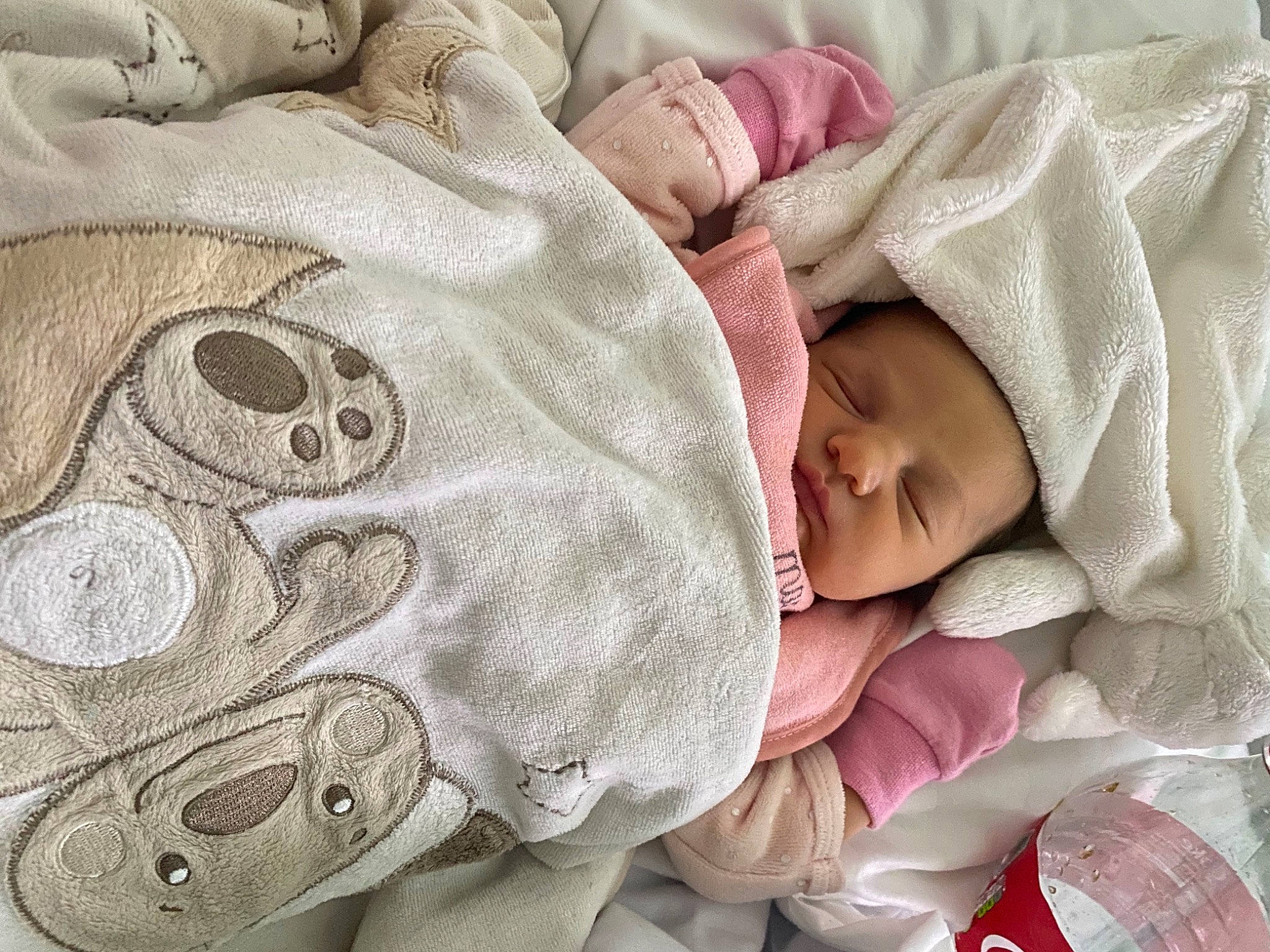 Luna a rejoint le concours — aidez-le/la à gagner de superbes lots ! baby, baby_products, baby_sleeping, baby_toddler_clothing, bedding, bedtime, beige, blanket, child, comfort, glove, linens, nap, person, pink, skin, sleep, textile, toddler