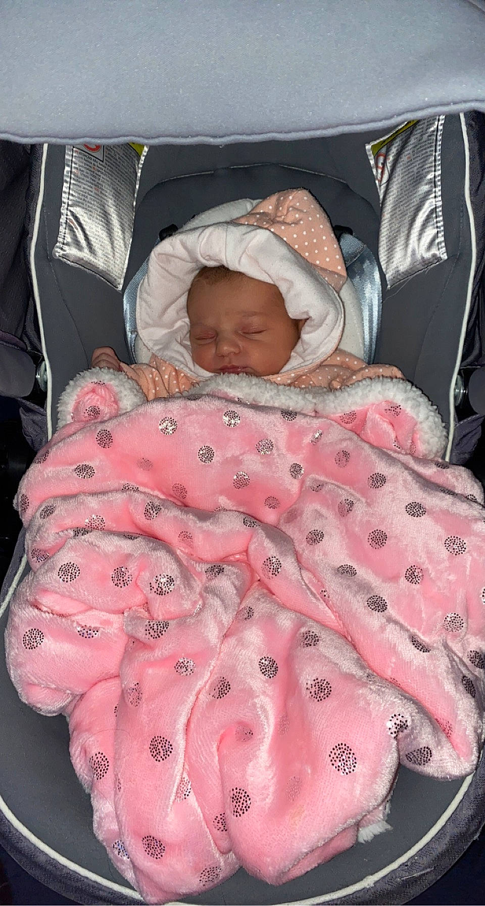 Luna a rejoint le concours — aidez-le/la à gagner de superbes lots ! baby, baby_products, baby_safety, baby_sleeping, baby_toddler_clothing, bedding, bedtime, blanket, cheek, child, comfort, infant_bed, linens, nose, person, pink, product, textile, toddler