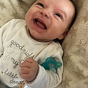 Lysandro Ruquet a rejoint le concours — aidez-le/la à gagner de superbes lots ! baby, smile, infant, pacifier, blanket, white_clothing, happy, closeup, child, cute, cozy, portrait, lying_down, human, small_hand, soft_texture, indoors, expression, face, baby_toys