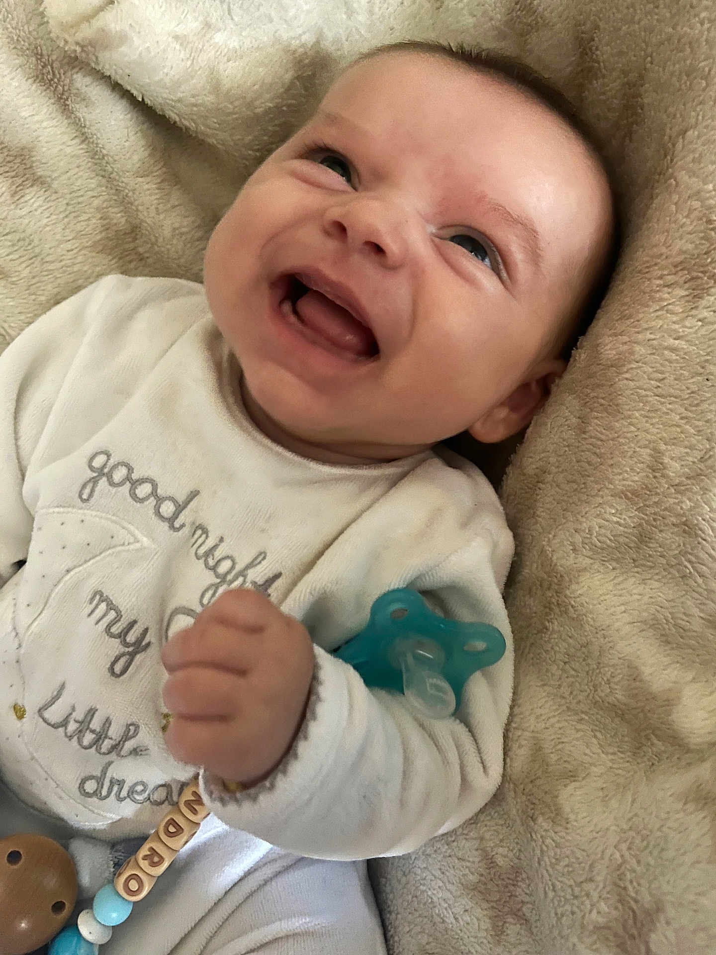 Lysandro Ruquet a rejoint le concours — aidez-le/la à gagner de superbes lots ! baby, smile, infant, pacifier, blanket, white_clothing, happy, closeup, child, cute, cozy, portrait, lying_down, human, small_hand, soft_texture, indoors, expression, face, baby_toys