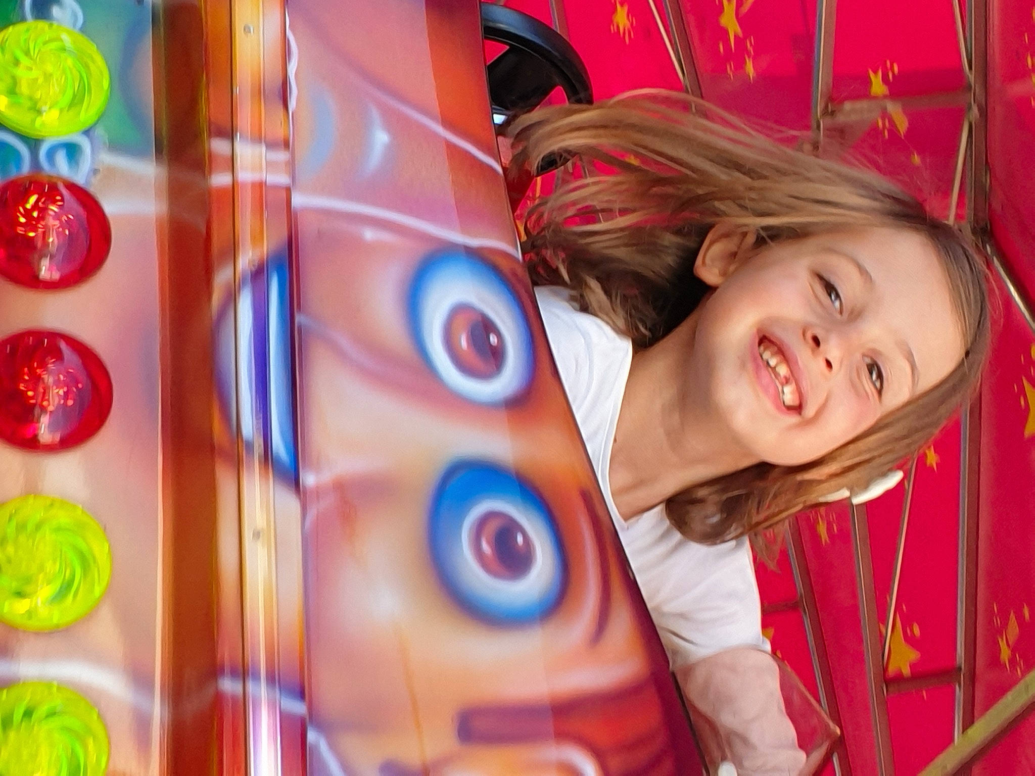 Amélia participe au concours pour gagner de l'argent avec cette photo : beauty, brown_hair, city, design, event, eye, fun, happy, joy, leisure, lip, machine, magenta, person, product, recreation, red, skin, smile, summer