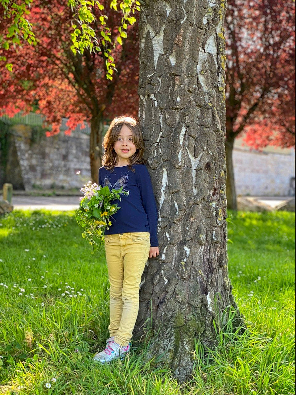 Amélia a rejoint le concours — aidez-le/la à gagner de superbes lots ! botany, branch, deciduous, grass, hair, happy, jacket, joy, leaf, leisure, meadow, people_in_nature, person, plant, street_fashion, tints_and_shades, tree, trunk, twig, waist