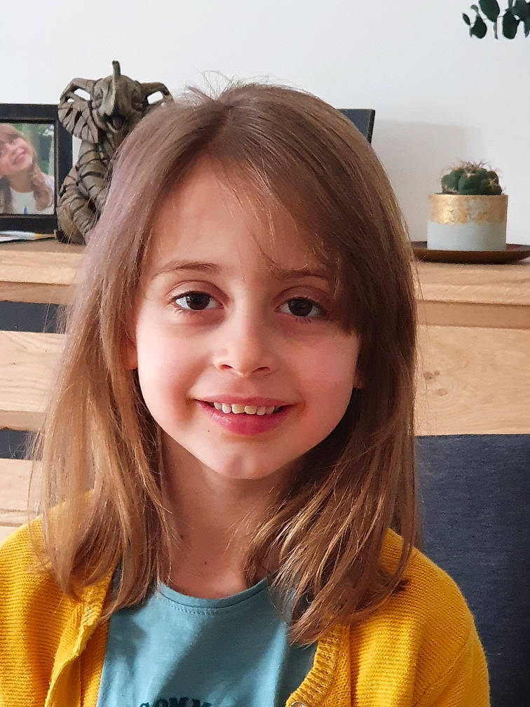 Amélia a rejoint le concours — aidez-le/la à gagner de superbes lots ! cheek, eyebrow, eyelash, face, flowerpot, forehead, fun, hair, hairstyle, happy, houseplant, iris, jaw, joy, lip, mammal, neck, nose, person, skin