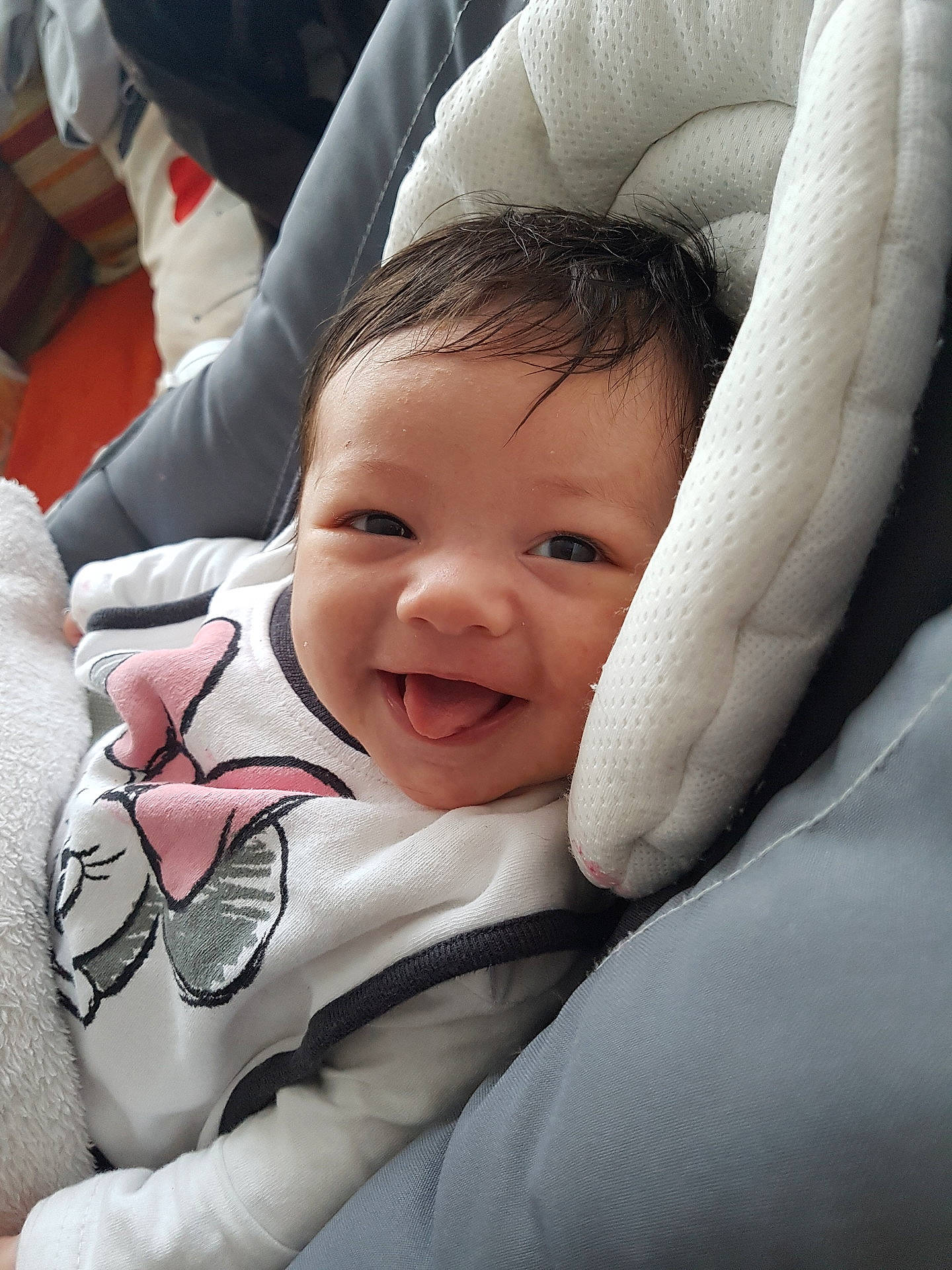 Ilona participe au concours pour gagner de l'argent avec cette photo : car_seat, child, day, eye, fun, girl, hand, infant, joy, nose, person, product, skin, smile, textile, toddler