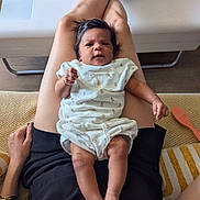 Ellie a rejoint le concours — aidez-le/la à gagner de superbes lots ! baby, blanket, casual, clothing, comfort, couch, foot, hairbrush, hand, home, indoor, infant, legs, pattern, person, relaxing, sitting, skin, table, white_outfit