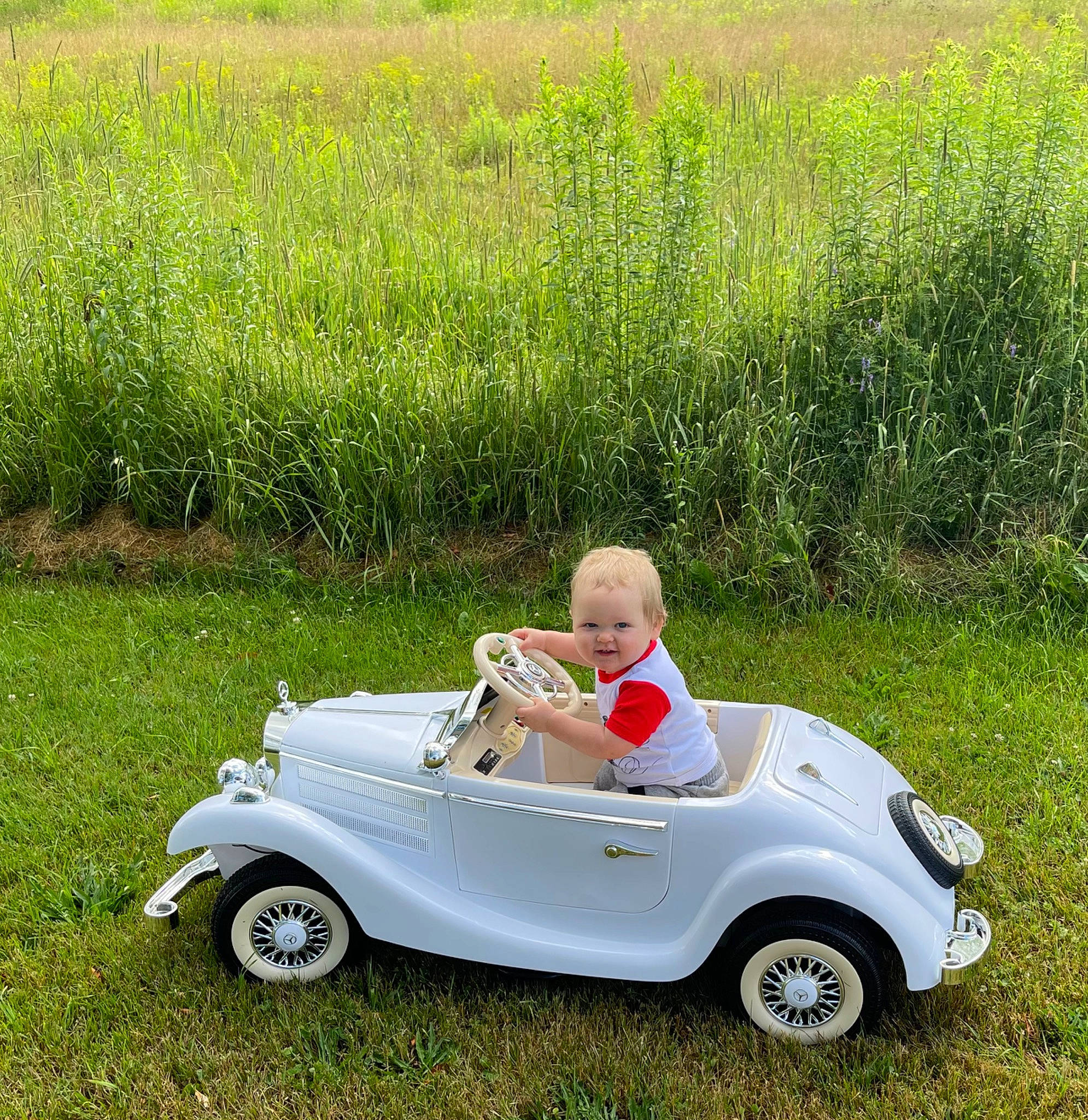 Fabian is registered to the contest to win money with this photo: automotive_design, automotive_tire, automotive_wheel_system, car, classic, classic_car, fender, grass, grassland, lawn, motor_vehicle, natural_environment, people_in_nature, person, plant, summer, tire, vehicle, vehicle_door, wheel