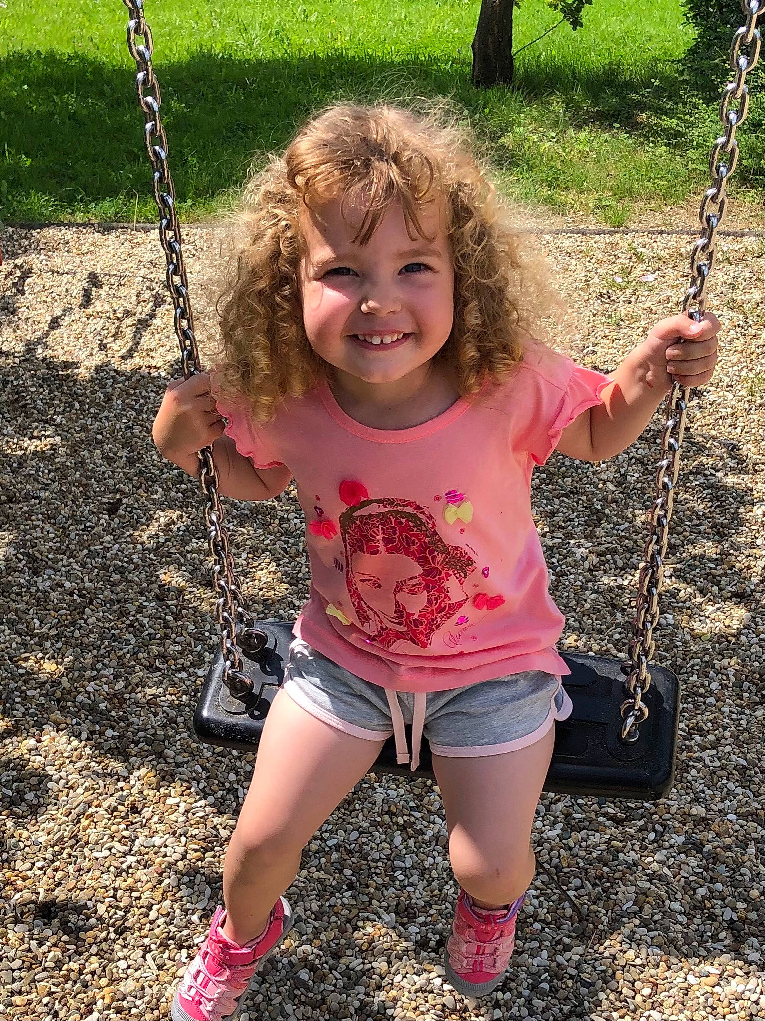Léana participe au concours pour gagner de l'argent avec cette photo : arm, black, cool, grass, green, happy, human_body, joy, leaf, leisure, people_in_nature, person, photograph, pink, playground, recreation, sleeve, smile, swing, toddler