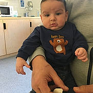 Eden a rejoint le concours — aidez-le/la à gagner de superbes lots ! adult, baby, bear, cabinet, casual, child, clothing, cute, floor, hand, happy_days, holding, indoor, kitchen, microwave, person, portrait, serious, sock, sweater