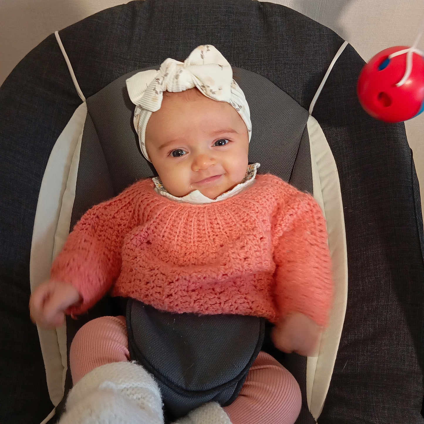 Constance a rejoint le concours — aidez-le/la à gagner de superbes lots ! baby, bonnet, cap, clothing, couch, cushion, face, food, fruit, furniture, hat, head, homedecor, knitwear, newborn, person, photography, portrait, sitting, sweater