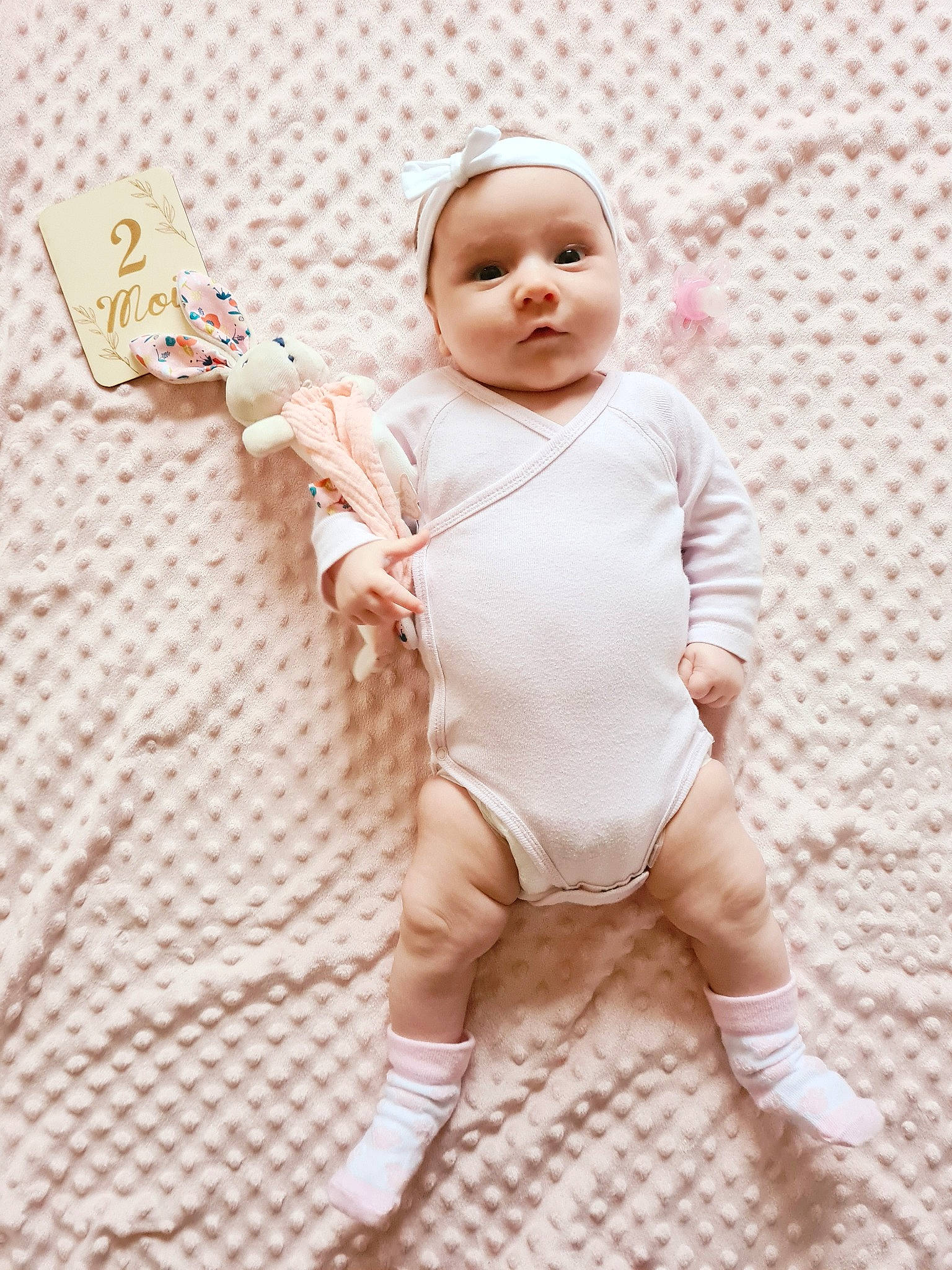 Lana a rejoint le concours — aidez-le/la à gagner de superbes lots ! arm, baby, baby_products, baby_toddler_clothing, doll, fashion_accessory, fawn, finger, foot, hand, happy, human_body, pattern, person, pink, skin, sleeve, thumb, toddler, wood