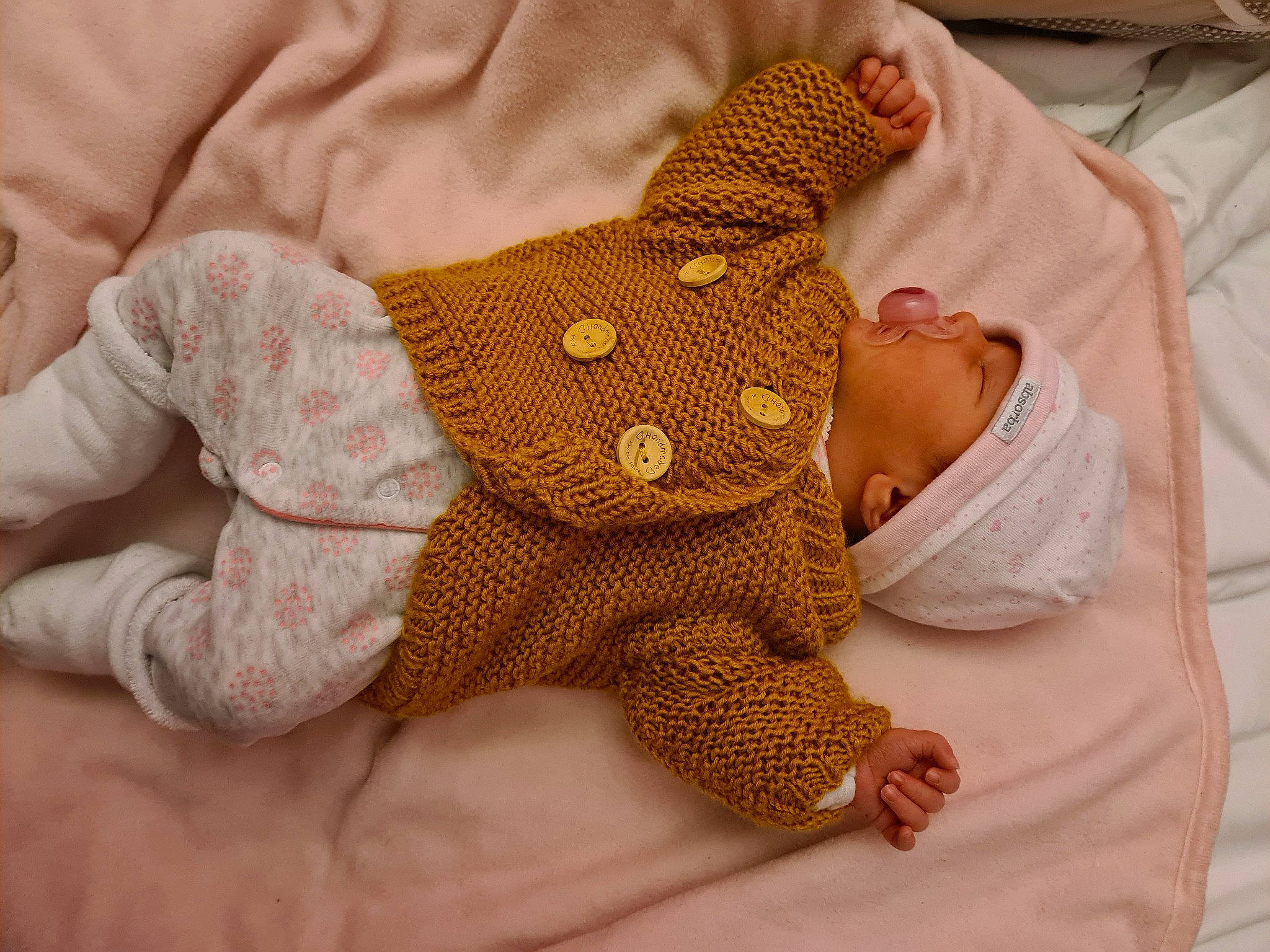 Lana a rejoint le concours — aidez-le/la à gagner de superbes lots ! baby, baby_products, baby_sleeping, baby_toddler_clothing, bedding, child, comfort, finger, gesture, headgear, headwear, human_body, linens, nail, pattern, person, skin, sleeve, thumb, toddler