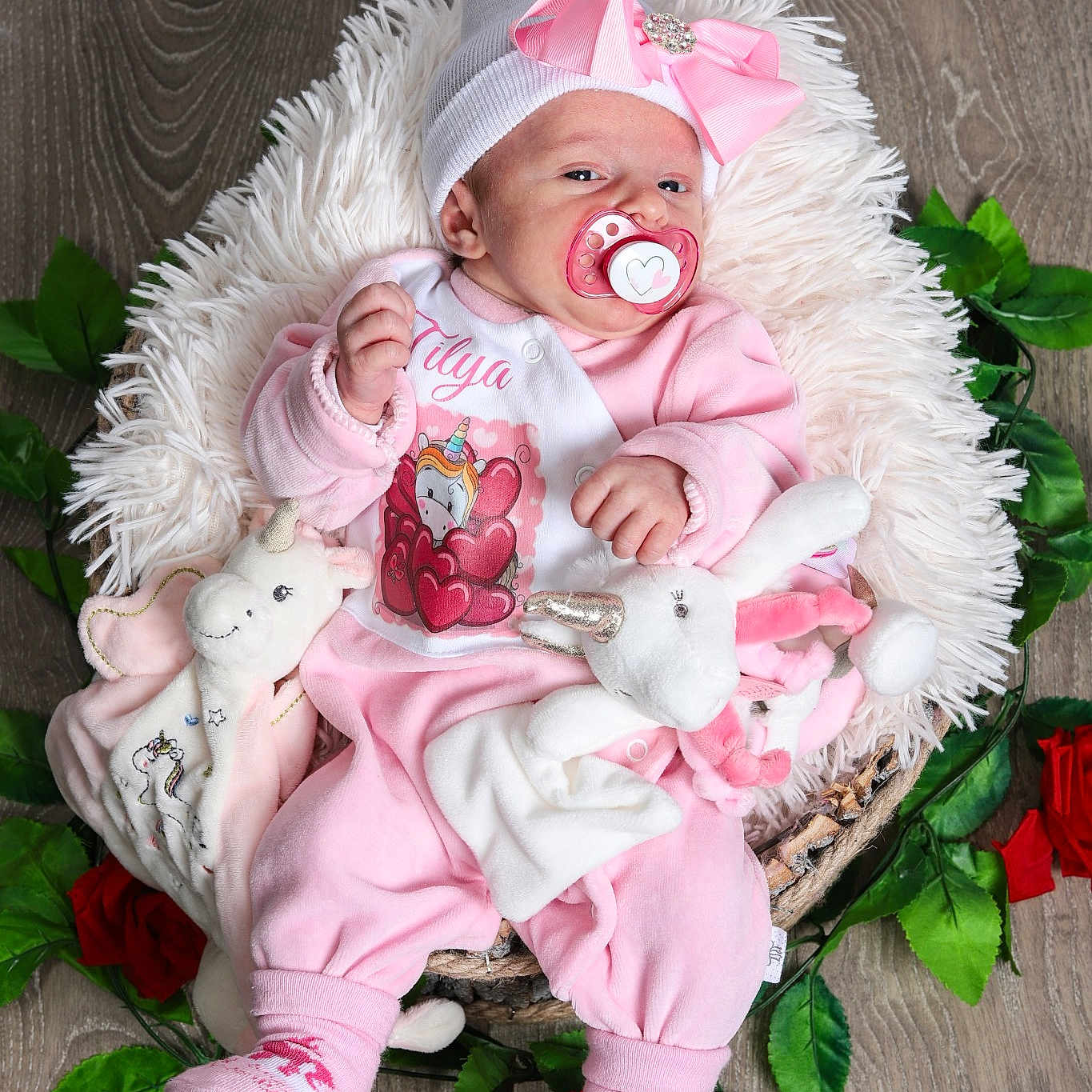 Tilya a rejoint le concours — aidez-le/la à gagner de superbes lots ! baby, baby_toddler_clothing, costume, cut_flowers, fictional_character, fur, grass, hair_accessory, happy, head, headpiece, magenta, pattern, peach, petal, pink, plant, textile, toddler, wig