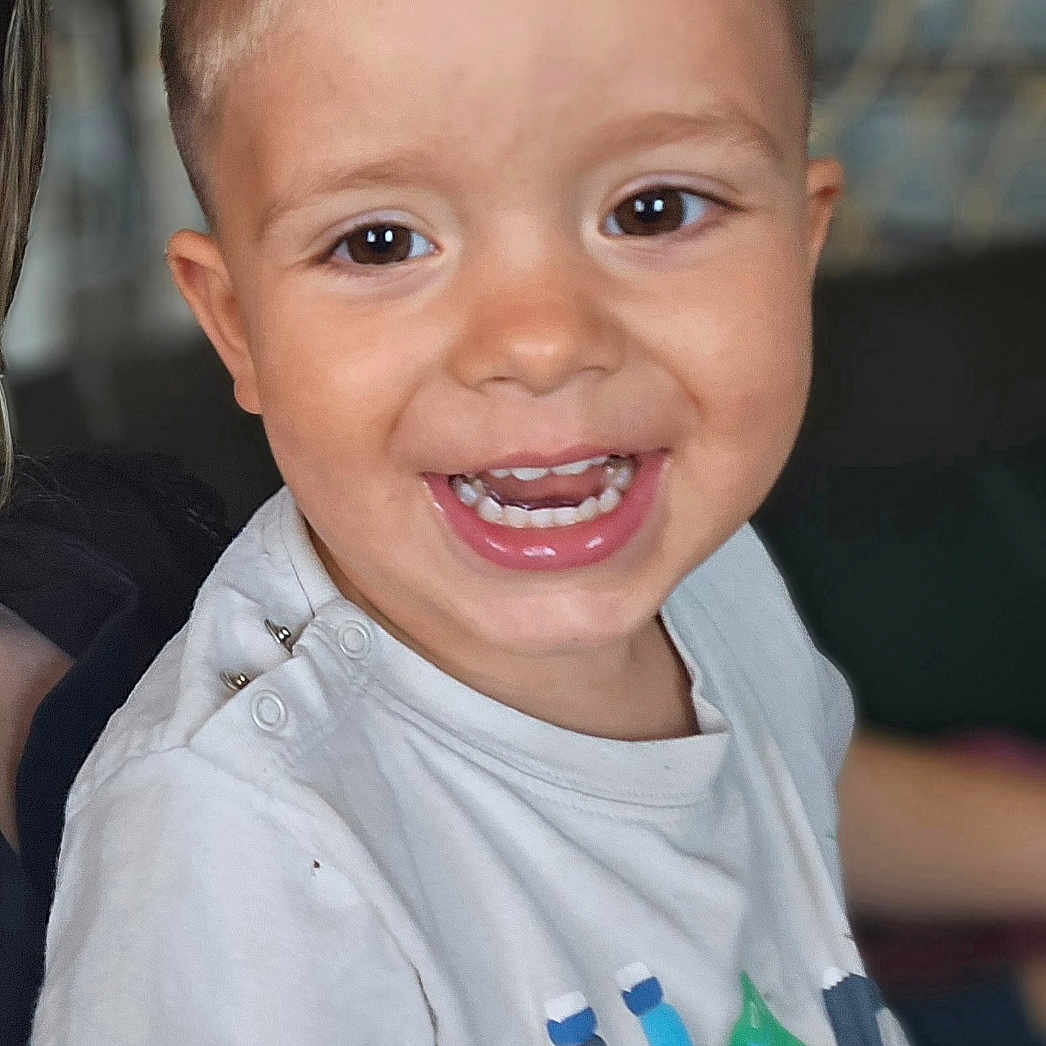 Noham a rejoint le concours — aidez-le/la à gagner de superbes lots ! baby, blurred_background, casual_clothing, child, closeup, cute, expression, eyes, face, hair, happy, indoor, pacifier, person, portrait, shirt, skin, smiling, toddler, young