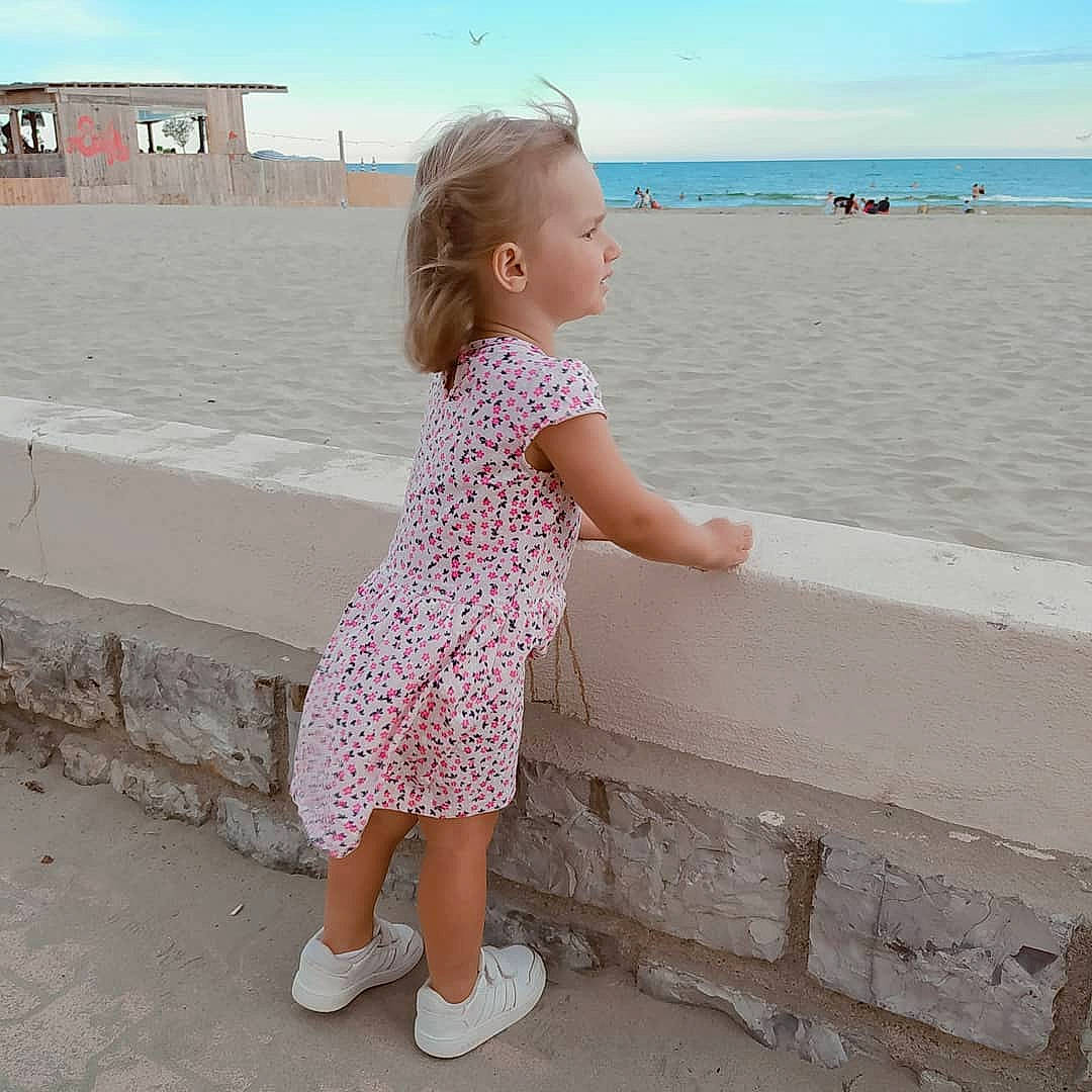 Calie a rejoint le concours — aidez-le/la à gagner de superbes lots ! beach, child, dress, fun, joint, leisure, ocean, pattern, person, pink, sea, shoe, shoulder, sleeve, standing, summer, toddler, vacation, walking