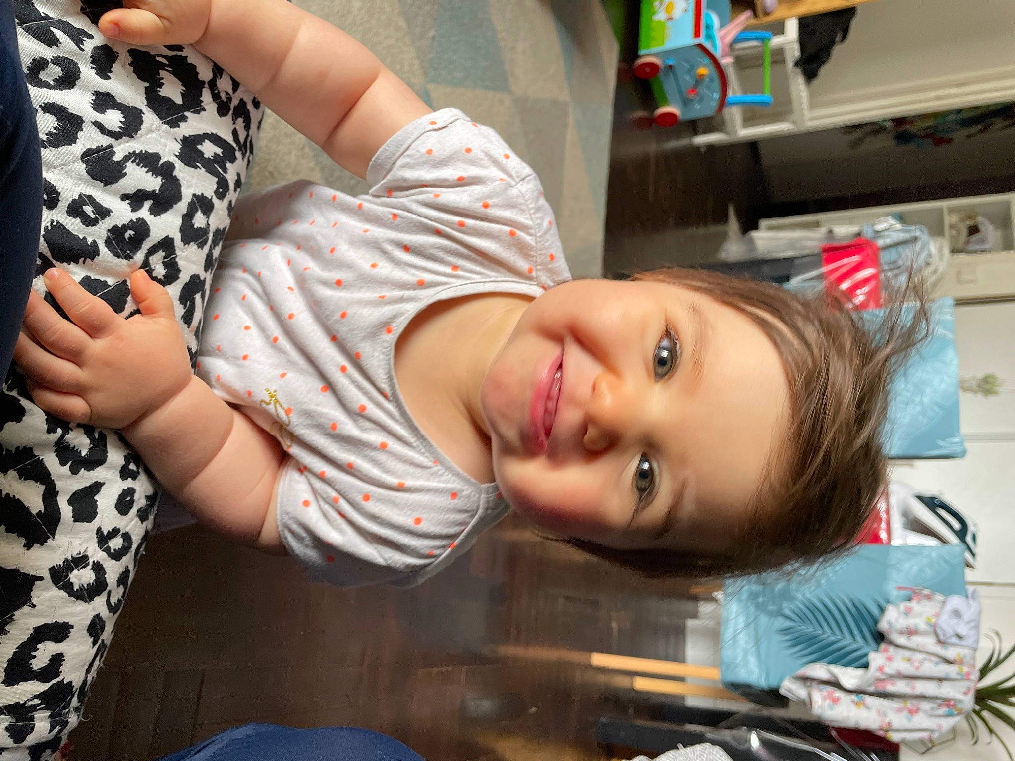 Rose a rejoint le concours — aidez-le/la à gagner de superbes lots ! black_hair, child, cool, elbow, eye, eyelash, eyewear, fun, gesture, happy, hat, human, human_body, human_leg, joy, mouth, person, skin, smile, thigh