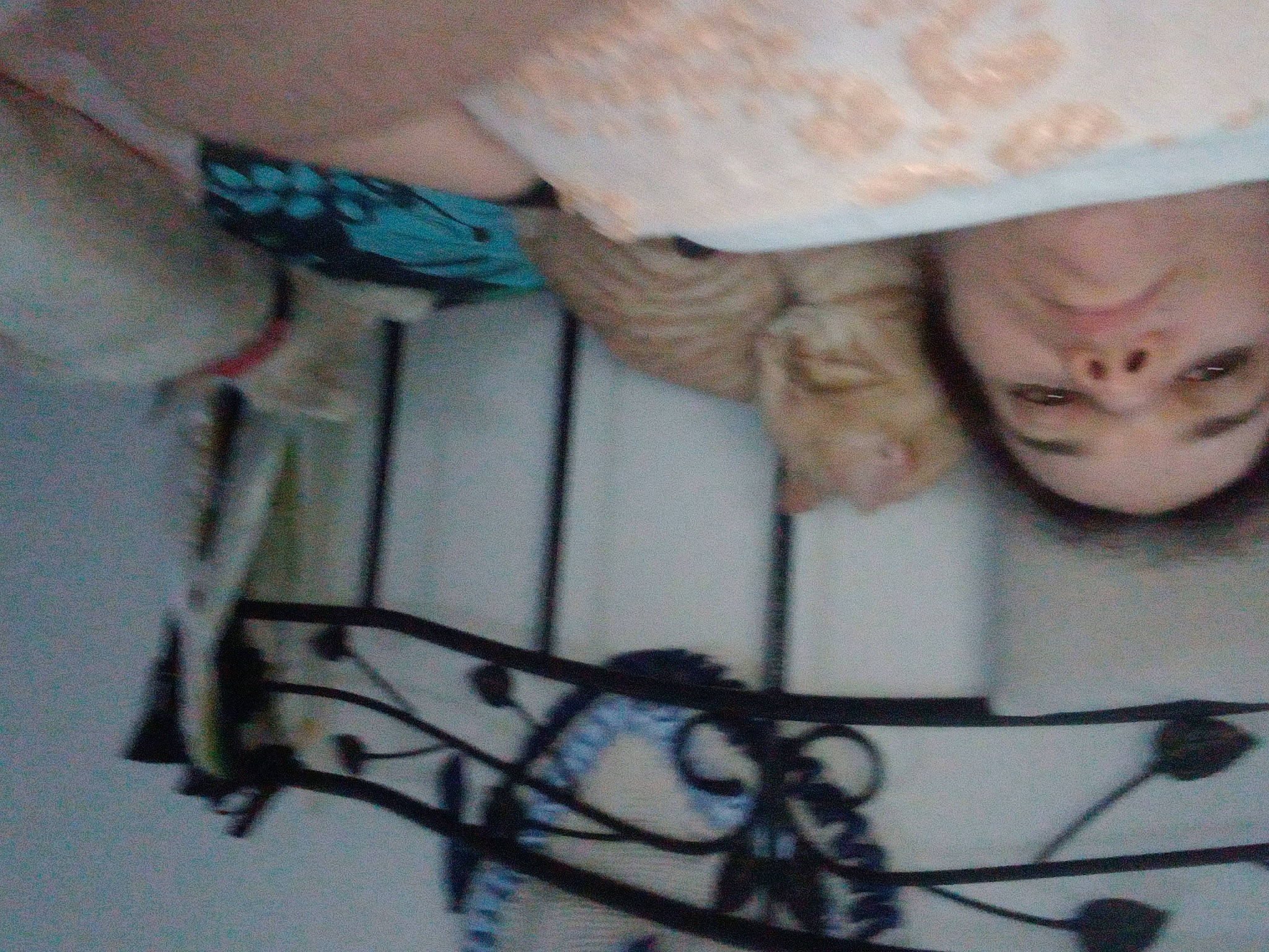 Crème a rejoint le concours — aidez-le/la à gagner de superbes lots ! arm, chin, cool, dress, eye, eyebrow, eyelash, fashion, finger, gesture, hand, jaw, lip, mouth, neck, sleeve, textile, waist, window, wood