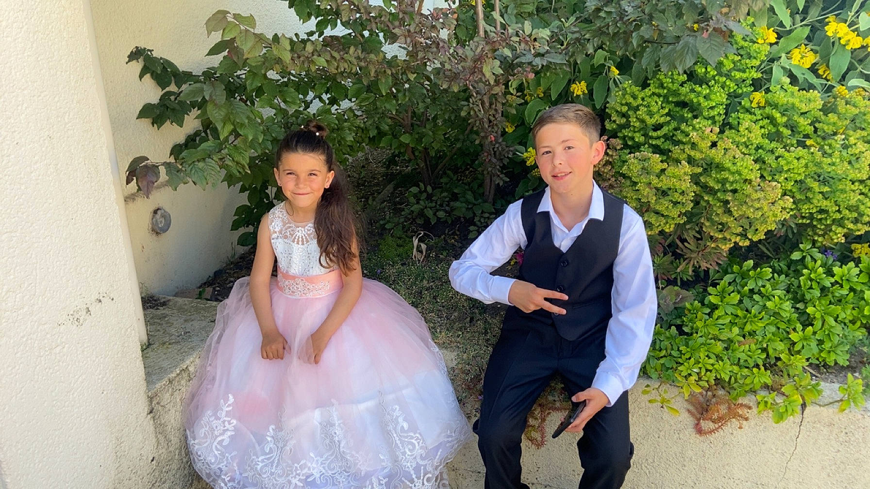 Luna a rejoint le concours — aidez-le/la à gagner de superbes lots ! bridal_accessory, bridal_clothing, bridal_party_dress, child, dress, event, facial_expression, flash_photography, formal_wear, fun, gown, happy, joy, people_in_nature, person, plant, shoulder, smile, toddler, waist