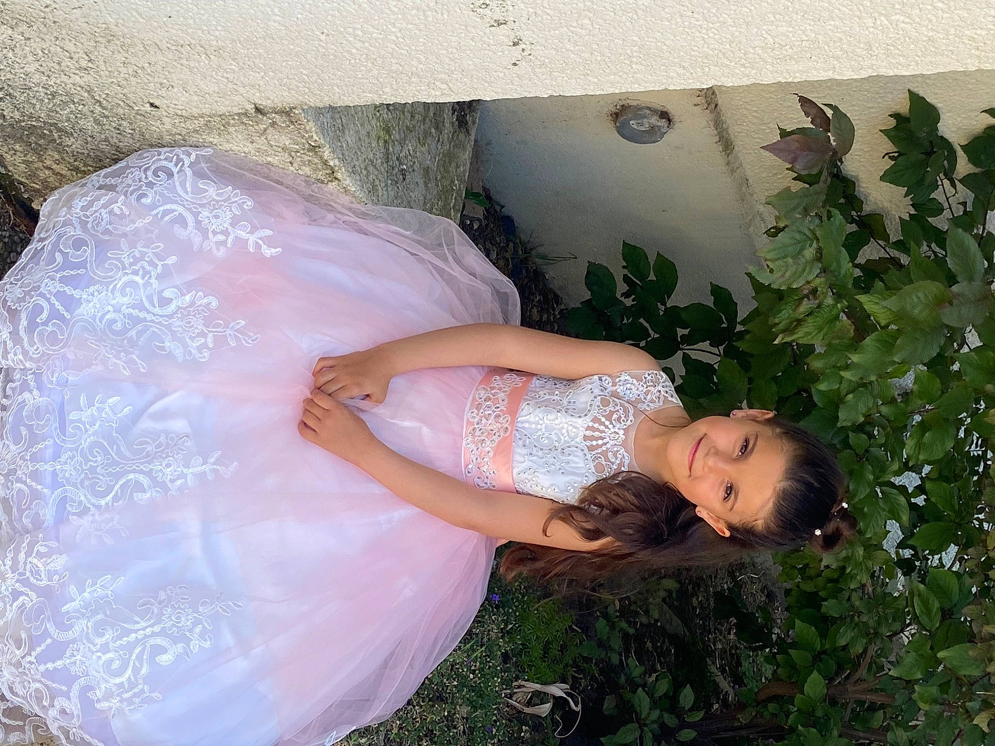 Luna participe au concours pour gagner de l'argent avec cette photo : abdomen, baby, bridal_accessory, child, dress, embellishment, event, fashion_accessory, flash_photography, fun, grass, happy, joy, pattern, peach, people_in_nature, person, plant, sitting, toddler