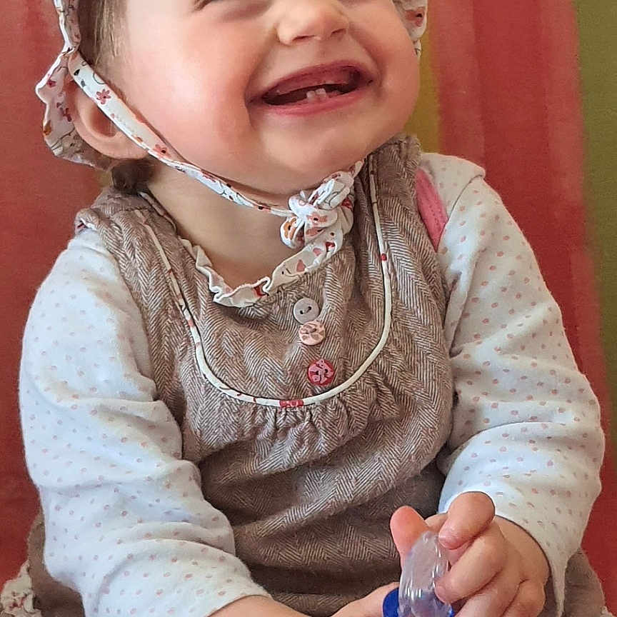 Giulia a rejoint le concours — aidez-le/la à gagner de superbes lots ! accessories, baby, bodypart, bonnet, bracelet, clothing, face, finger, hand, happy, hat, head, jewelry, necklace, pants, person, photography, portrait, sitting, smile