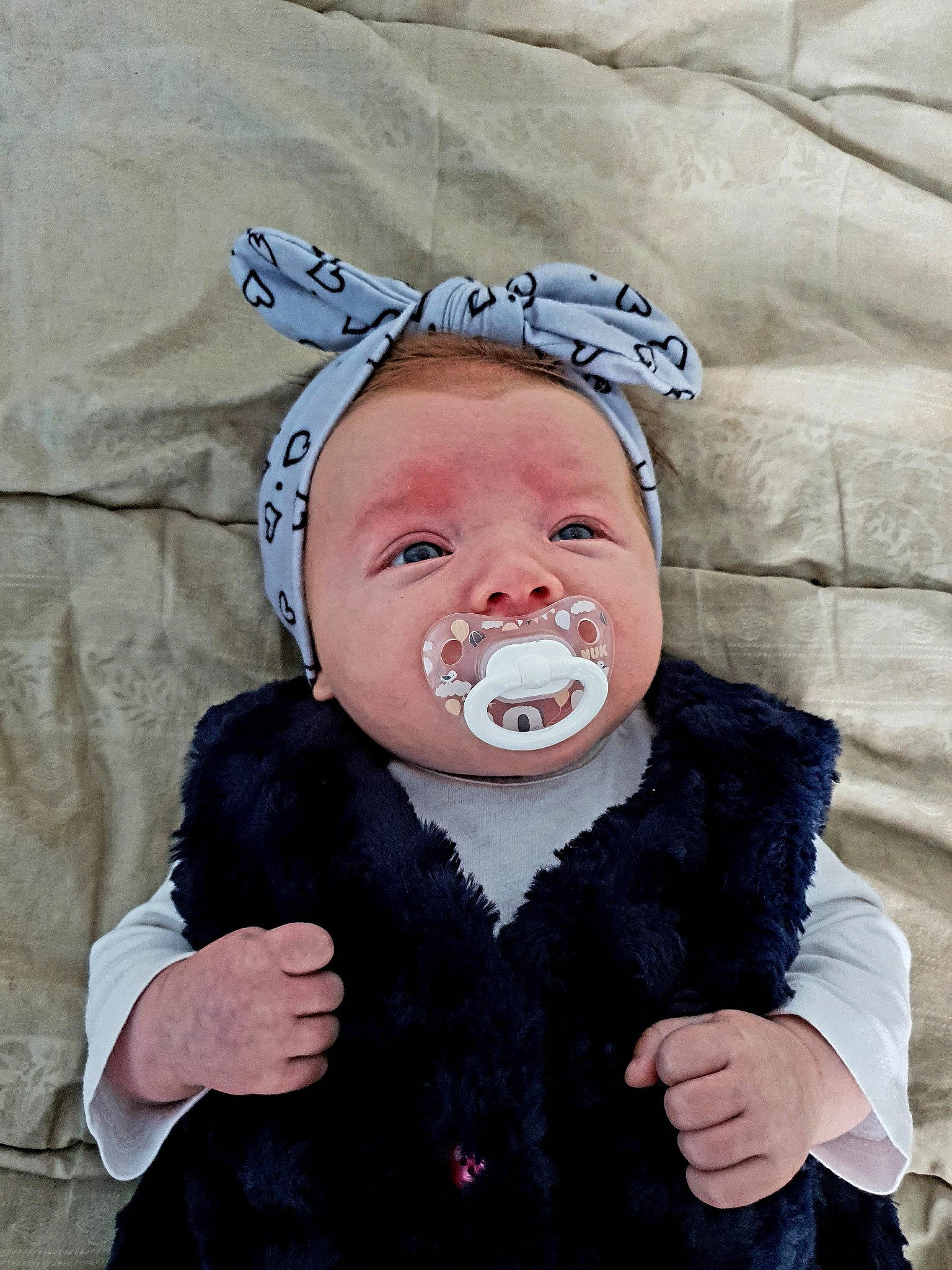 Lynaë participe au concours pour gagner de l'argent avec cette photo : baby, baby_toddler_clothing, cheek, chin, eye, eyebrow, finger, gesture, happy, head, headgear, human_body, mouth, nose, outerwear, person, pink, skin, sleeve, textile