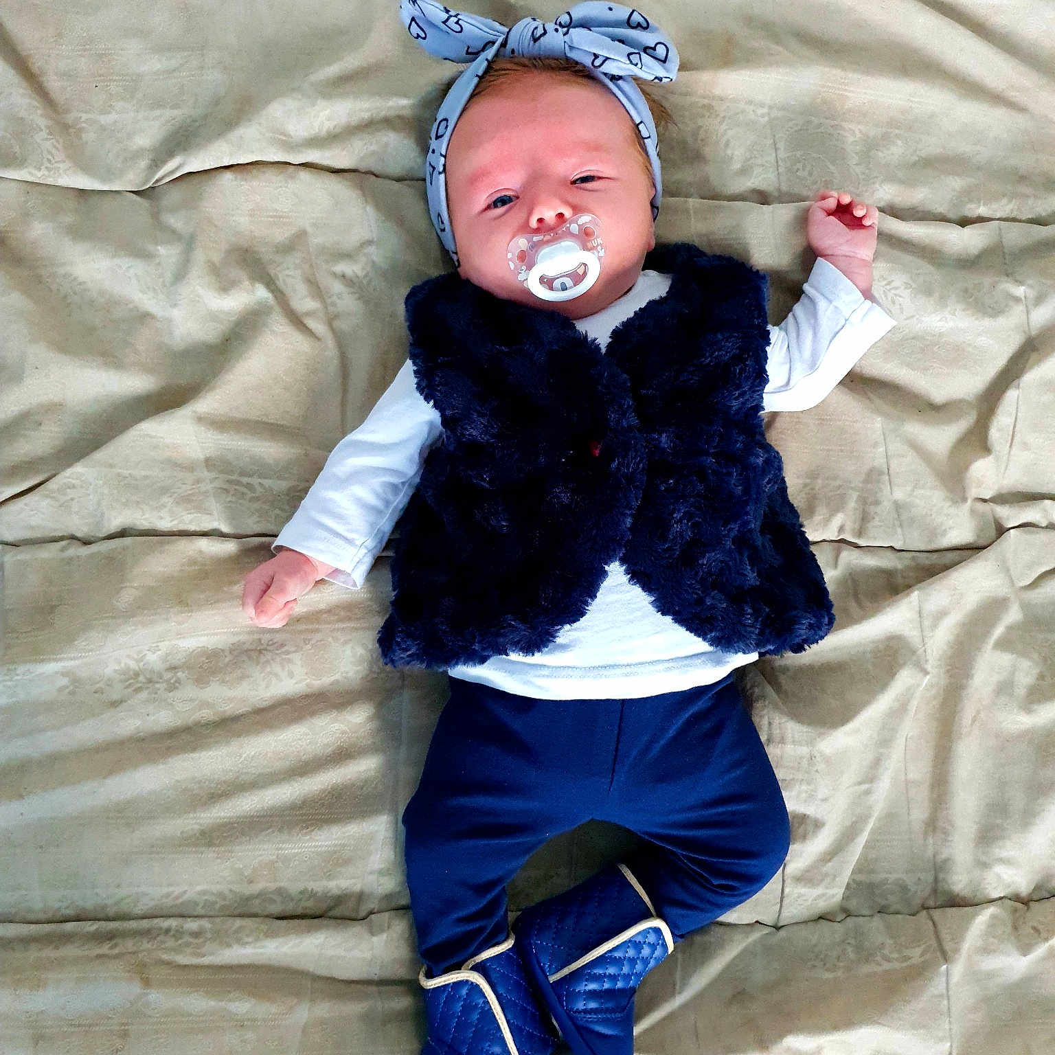 Lynaë a rejoint le concours — aidez-le/la à gagner de superbes lots ! baby, baby_toddler_clothing, child, comfort, electric_blue, eye, face, fun, happy, head, linens, pattern, personal_protective_equipment, portrait_photography, purple, sitting, sleeve, textile, toddler, winter