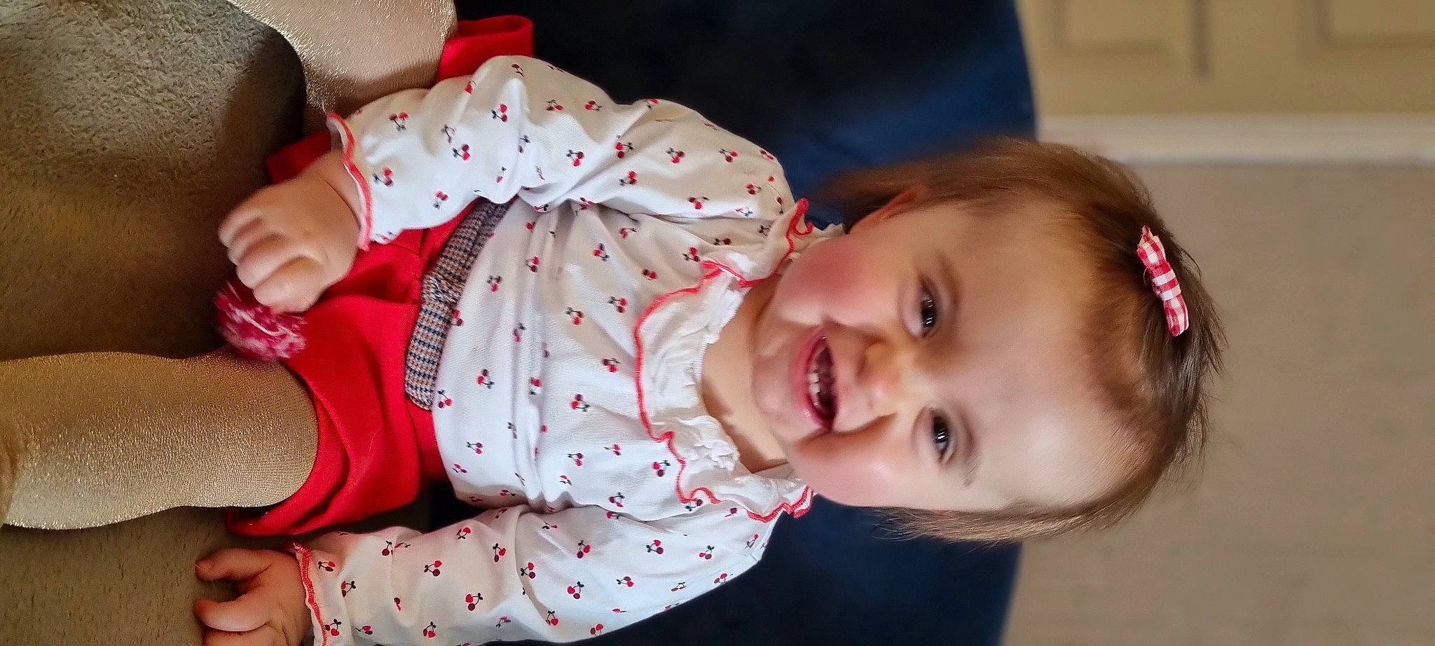 Victoire participe au concours pour gagner de l'argent avec cette photo : baby, baby_laughing, baby_products, baby_toddler_clothing, cheek, child, comfort, face, happy, laugh, lip, mouth, nose, pattern, person, portrait_photography, sitting, skin, sleeve, smile