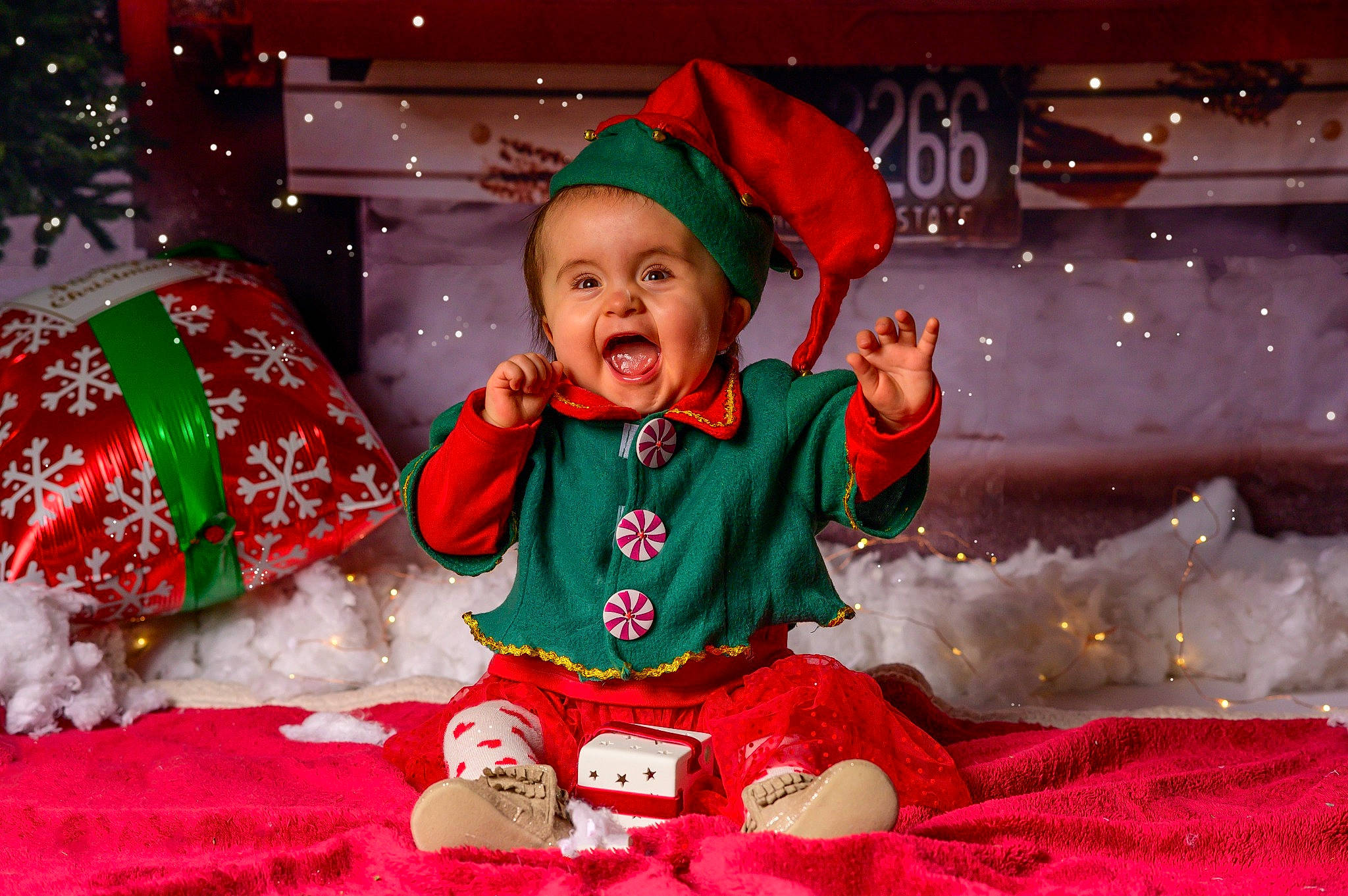 Victoire a rejoint le concours — aidez-le/la à gagner de superbes lots ! baby, baby_toddler_clothing, child, christmas, christmas_decoration, christmas_eve, christmas_ornament, event, facial_expression, fictional_character, fun, happy, headwear, holiday, lap, person, red, sleeve, smile, toddler