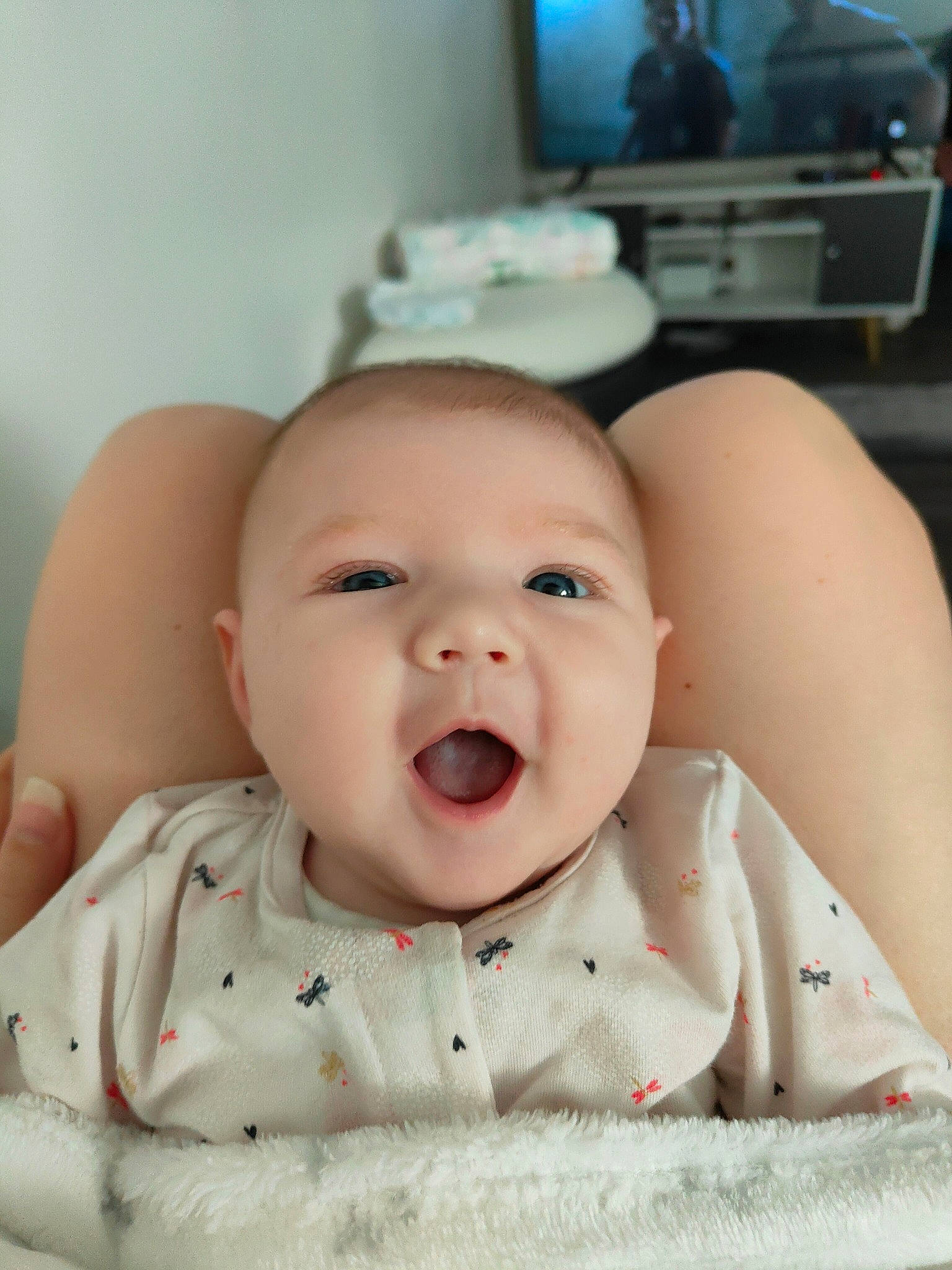 Lindsay a rejoint le concours — aidez-le/la à gagner de superbes lots ! baby, baby_laughing, baby_toddler_clothing, cheek, child, chin, comfort, eyebrow, eyelash, facial_expression, happy, iris, lip, mouth, nose, person, skin, smile, television, toddler