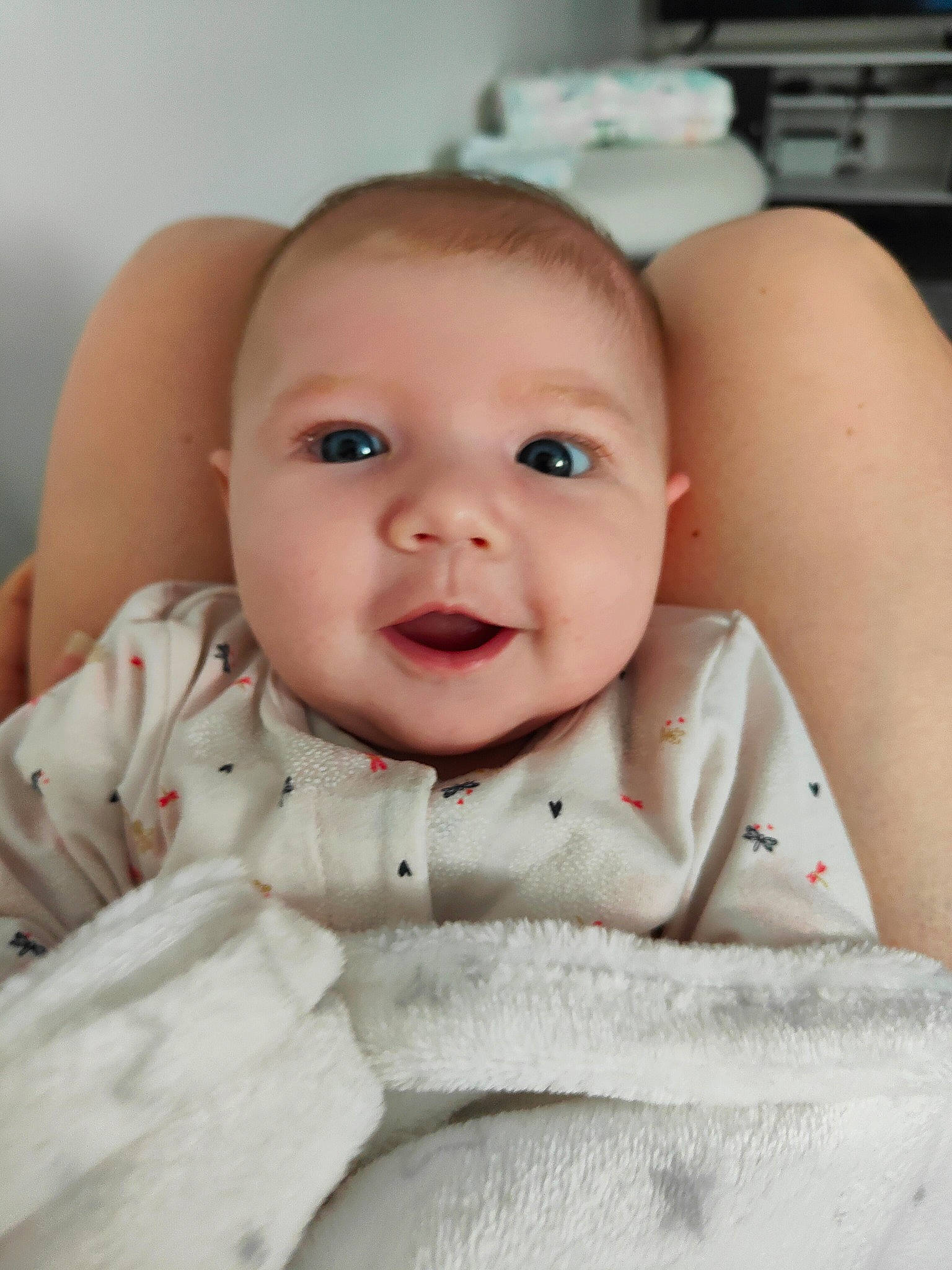 Lindsay participe au concours pour gagner de l'argent avec cette photo : baby, baby_toddler_clothing, cheek, chin, collar, comfort, eye, eyebrow, eyelash, face, happy, iris, lip, mouth, neck, nose, person, skin, sleeve, smile