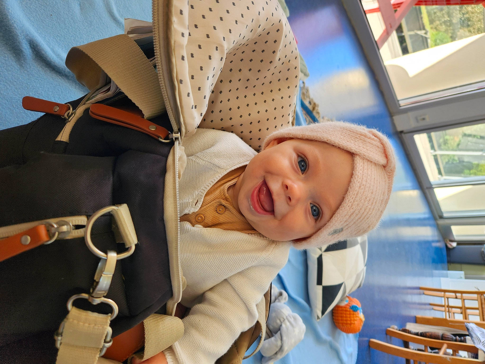 Suzanne participe au concours pour gagner de l'argent avec cette photo : baby, baby_products, chair, child, comfort, fashion_accessory, fun, happy, hat, headgear, headwear, joy, leisure, person, plant, room, smile, sun_hat, toddler, travel
